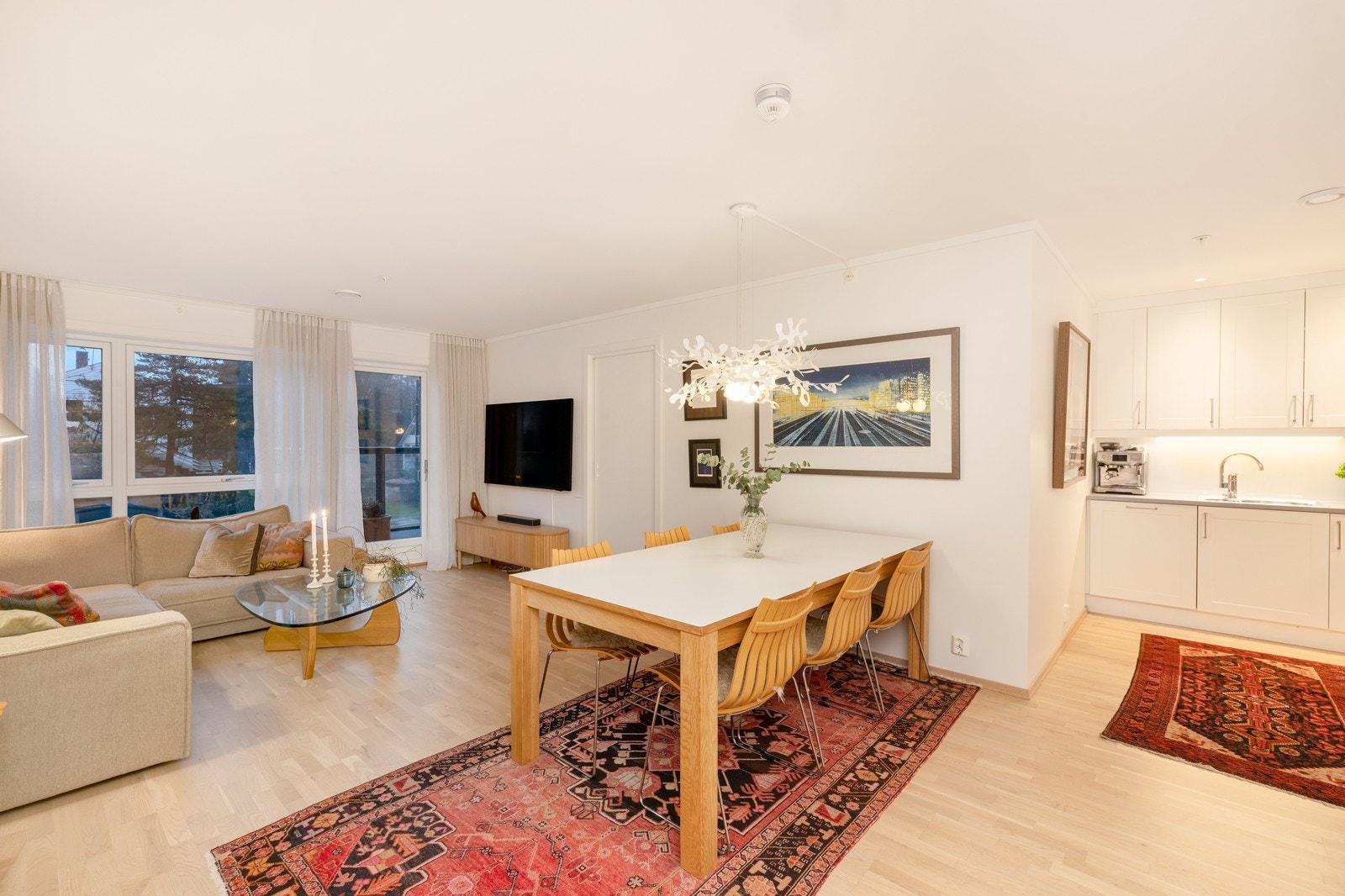 Stue med åpen løsning mot kjøkken Galleribilde