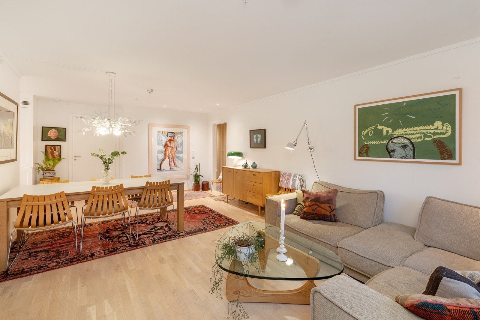 Romslig stue med parkett på gulv og malte flater Galleribilde