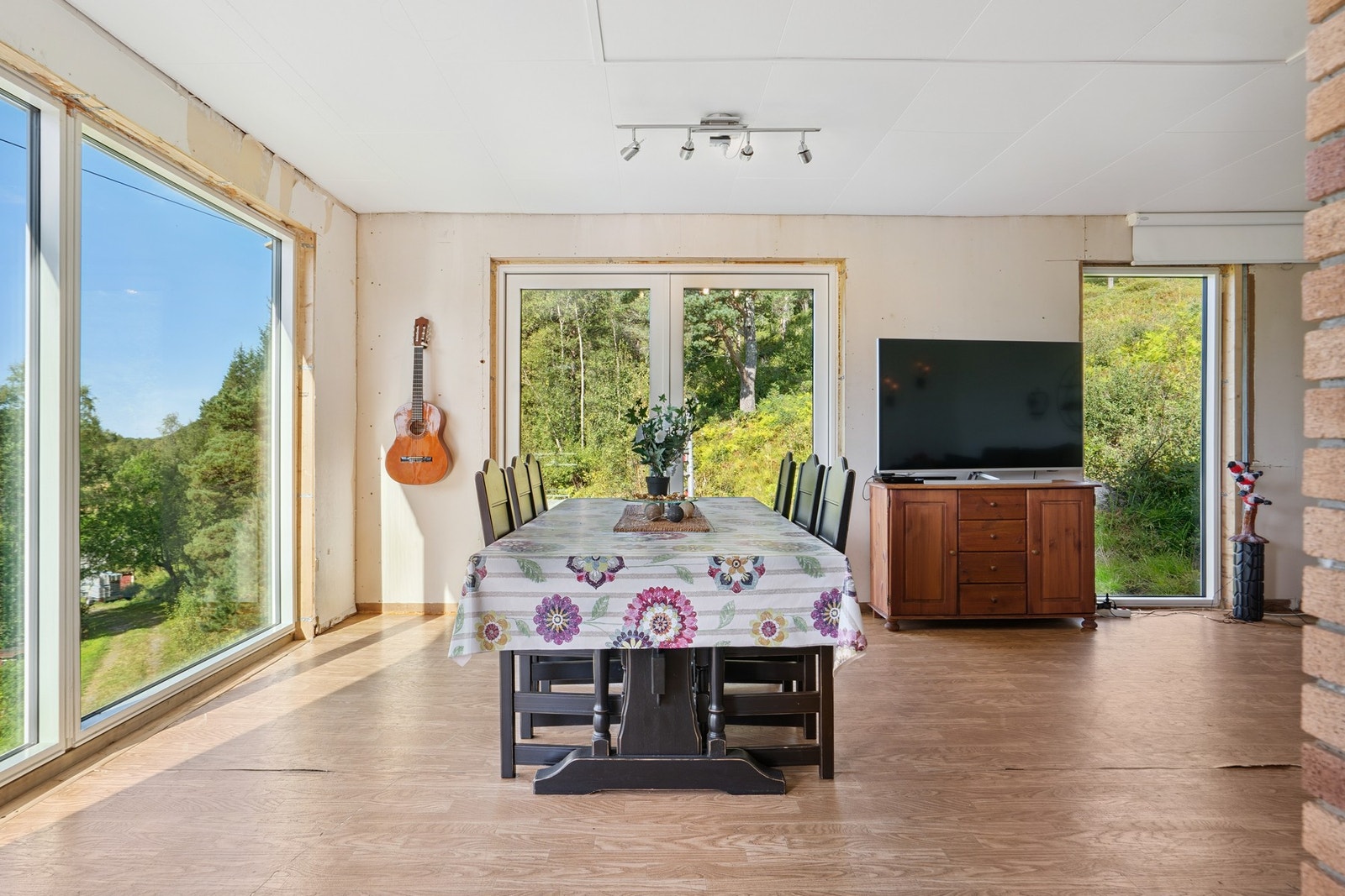 Store vinduer som slipper inn mye naturlig lys Galleribilde