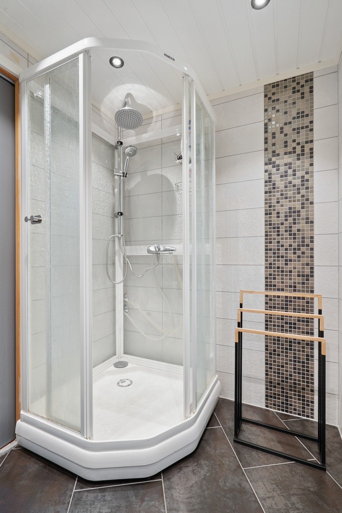 Gulvet er flislagt og har elektriske varmekabler Galleribilde