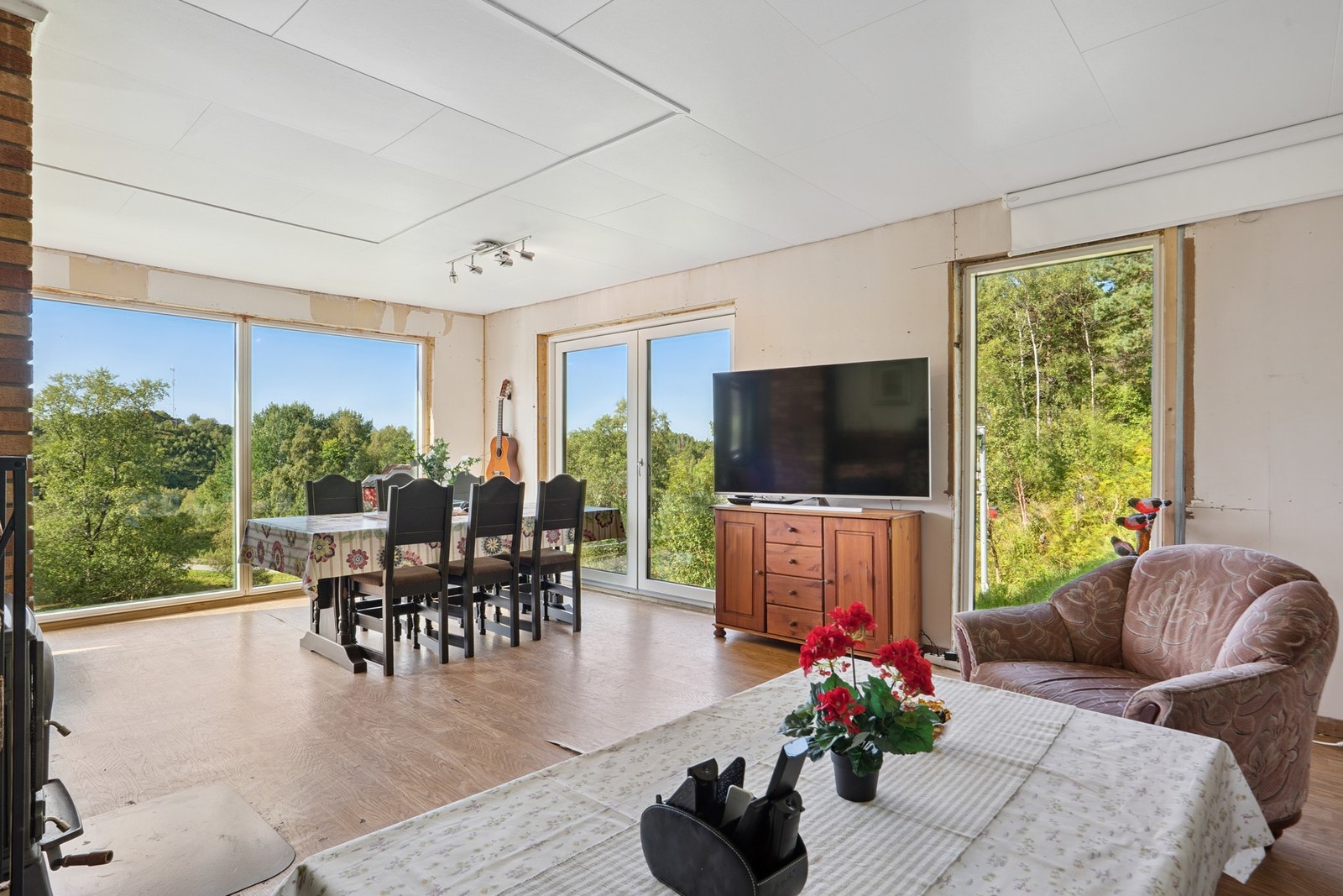 Stuen har vinduer med 3-lags glass og solfilm Galleribilde