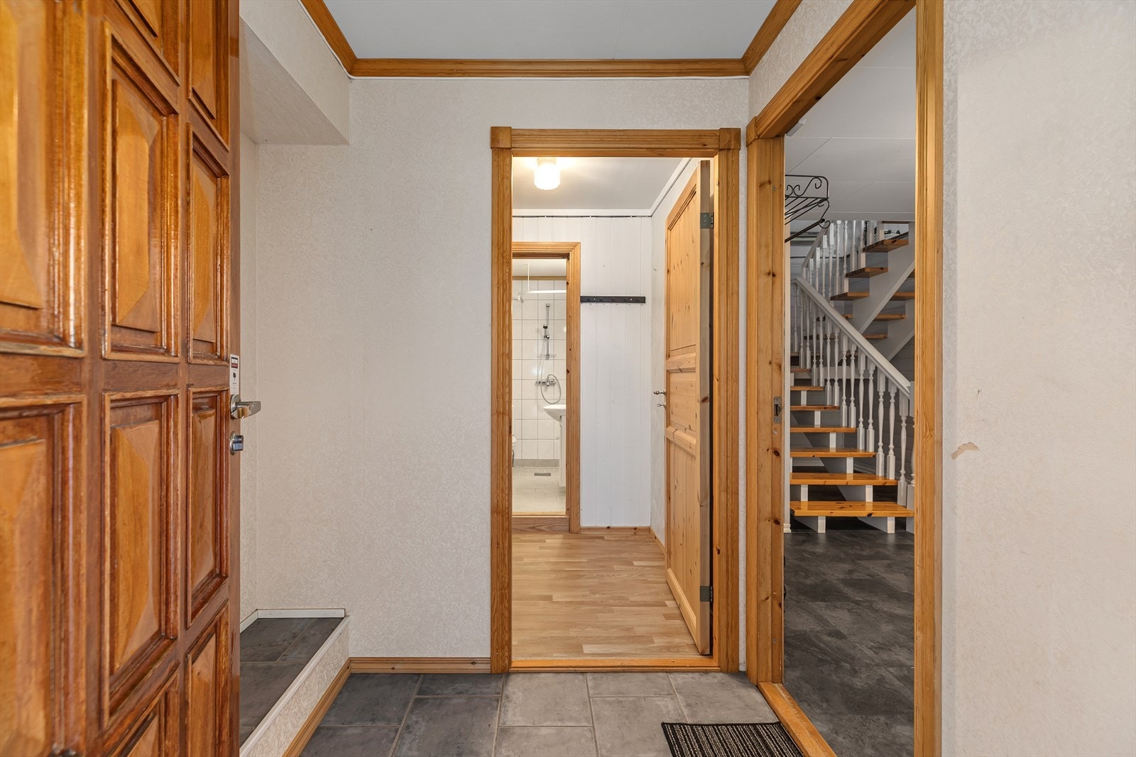 Vindfang. Inngang til hybel inn døren rett frem Galleribilde