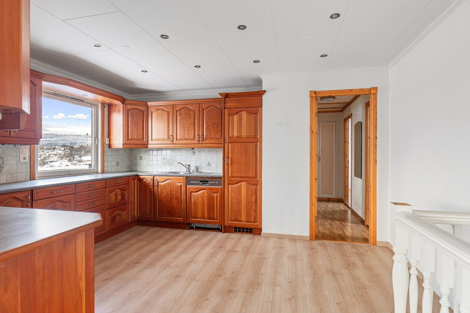 Soveromsavdeling og bad inn døren til høyre Galleribilde