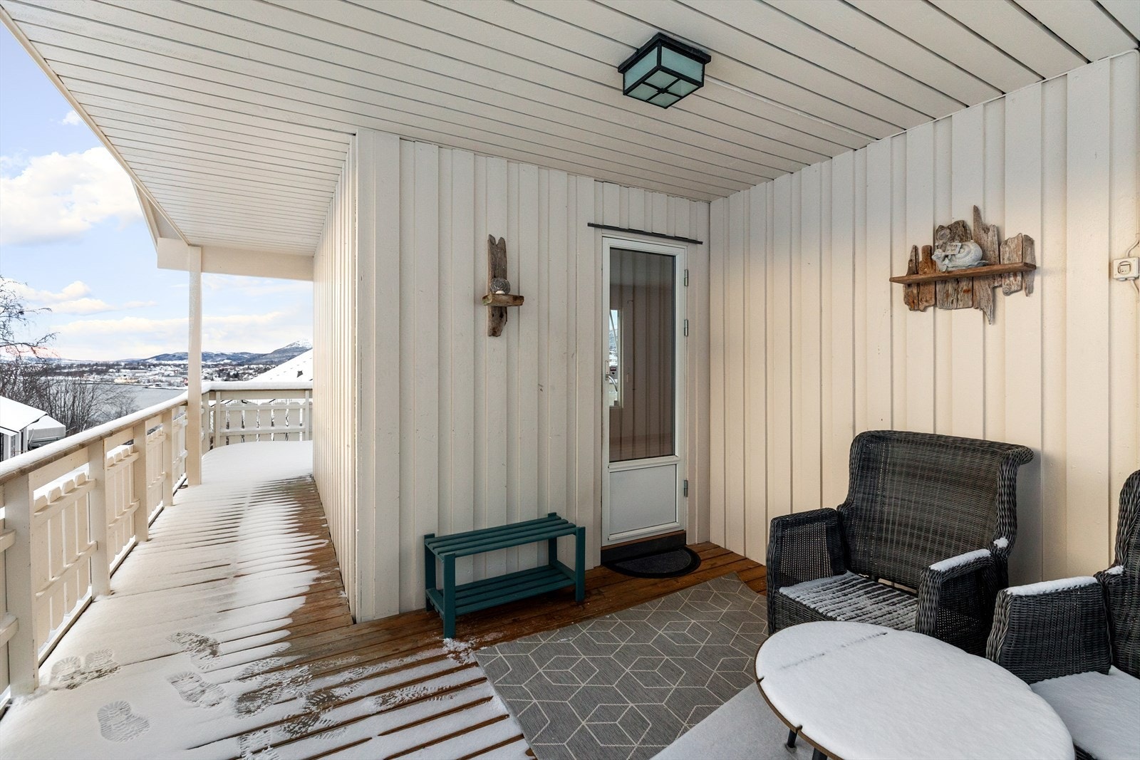 Balkongen er delvis overbygget, og med trapp til plenen Galleribilde