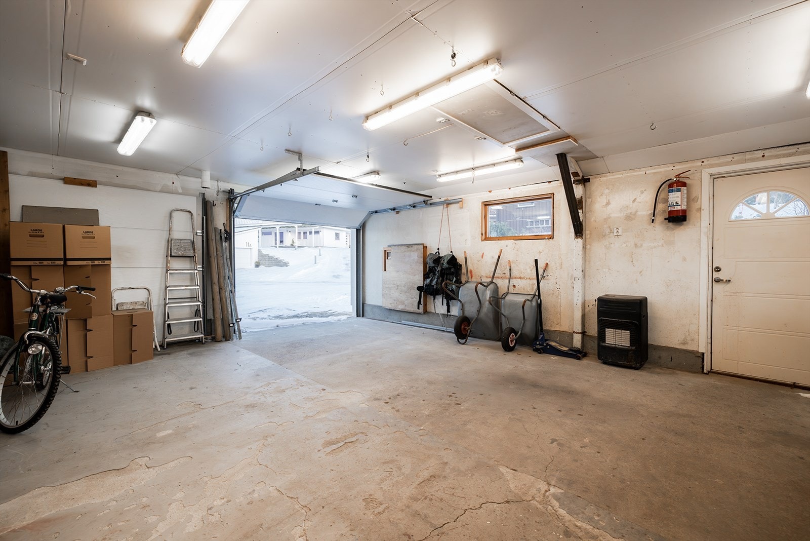 Garasjen har innlagt lys og strømuttak Galleribilde