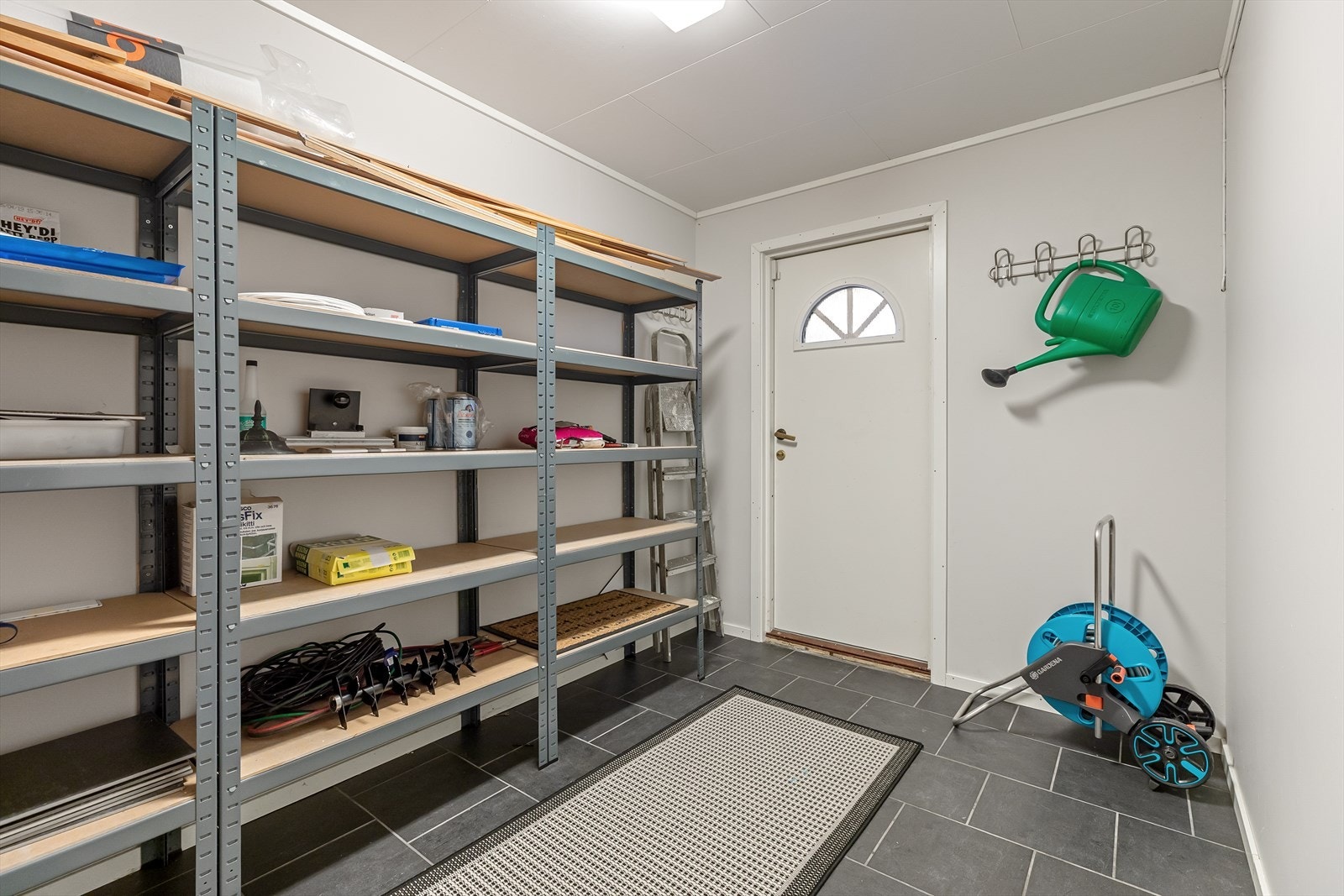 Bod med egen inngang fra tomten Galleribilde