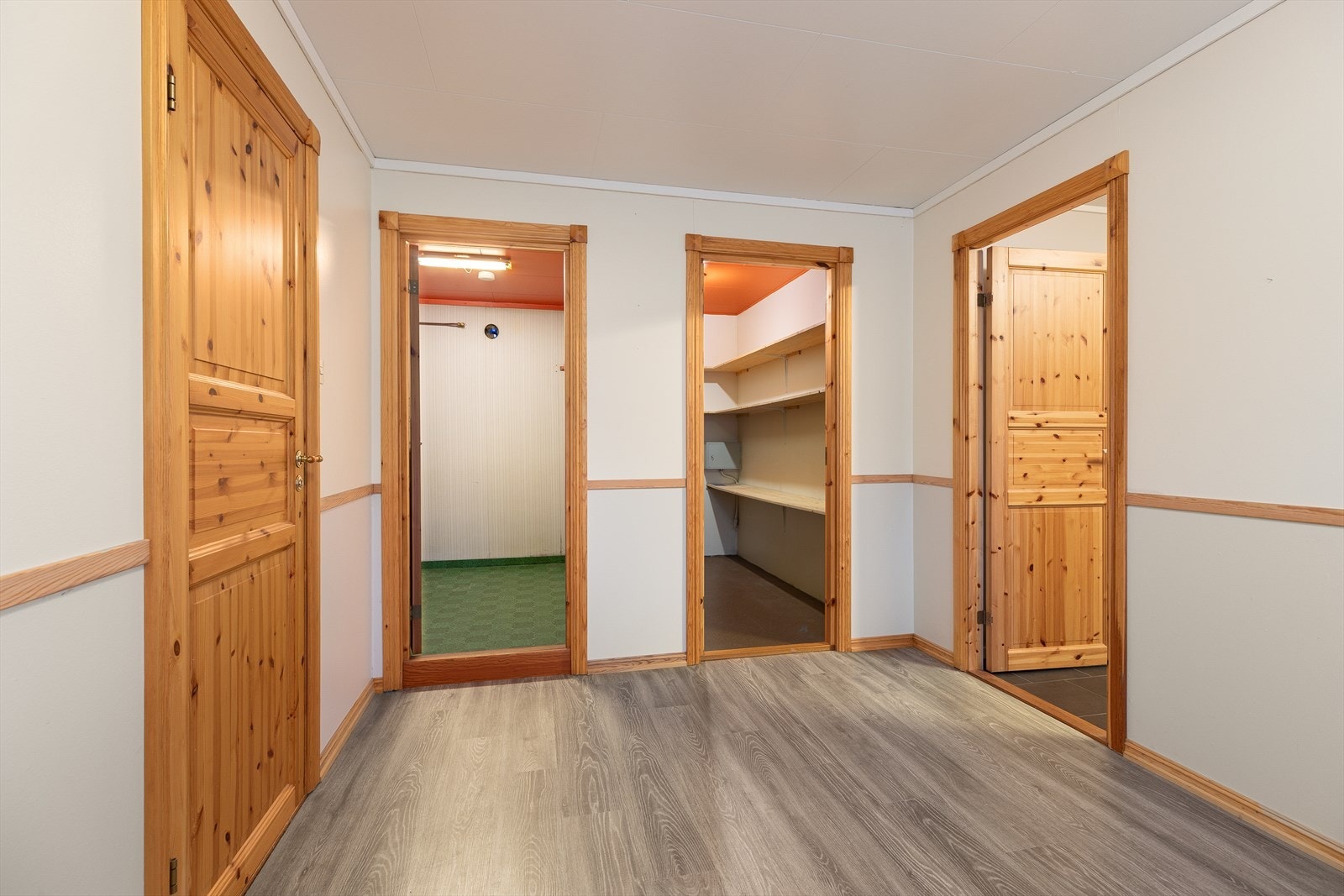 Vaskerom inn døren til venstre og bod til høyre Galleribilde