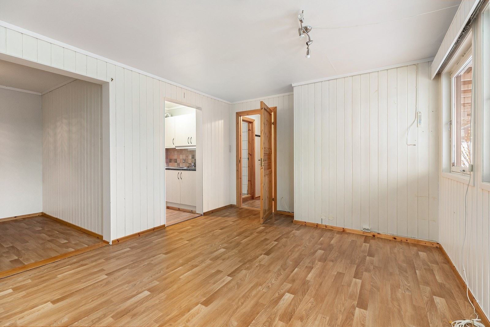 Hybelen består av gang, stue, sovealkove, kjøkken, bod og bad. Galleribilde