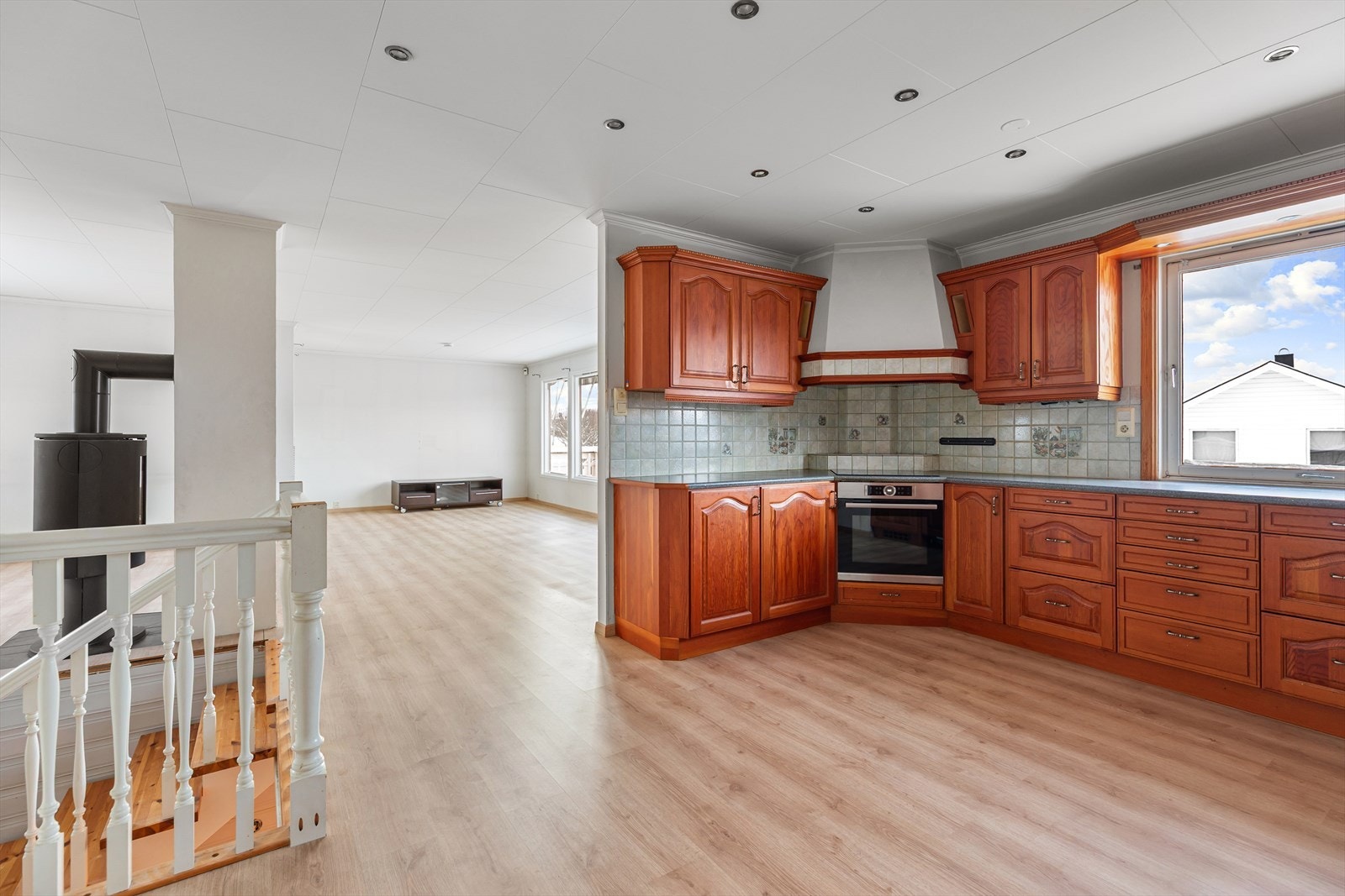 Kjøkkeninnredningen på hovedplanet med heltre Galleribilde