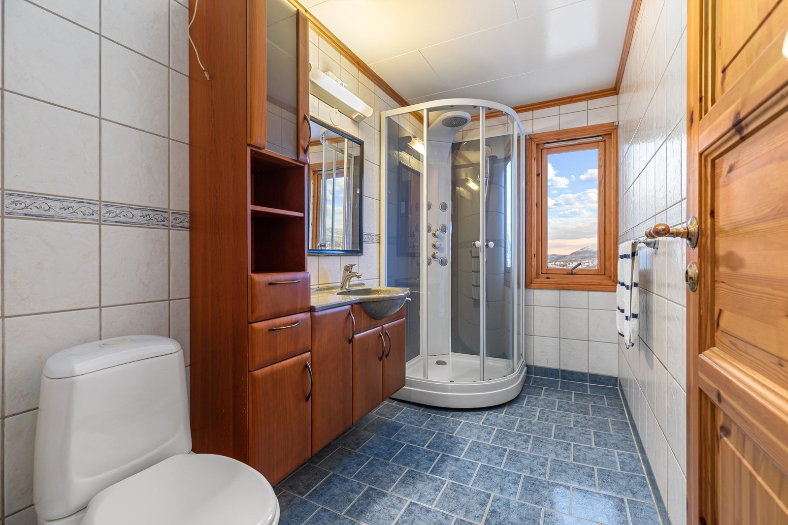 Flislagt bad. Varmekabler/varmematter i begge baderomsgulvene, vaskerommet, stuen på hovedplanet, og hall/gang i
underetasjen. Galleribilde