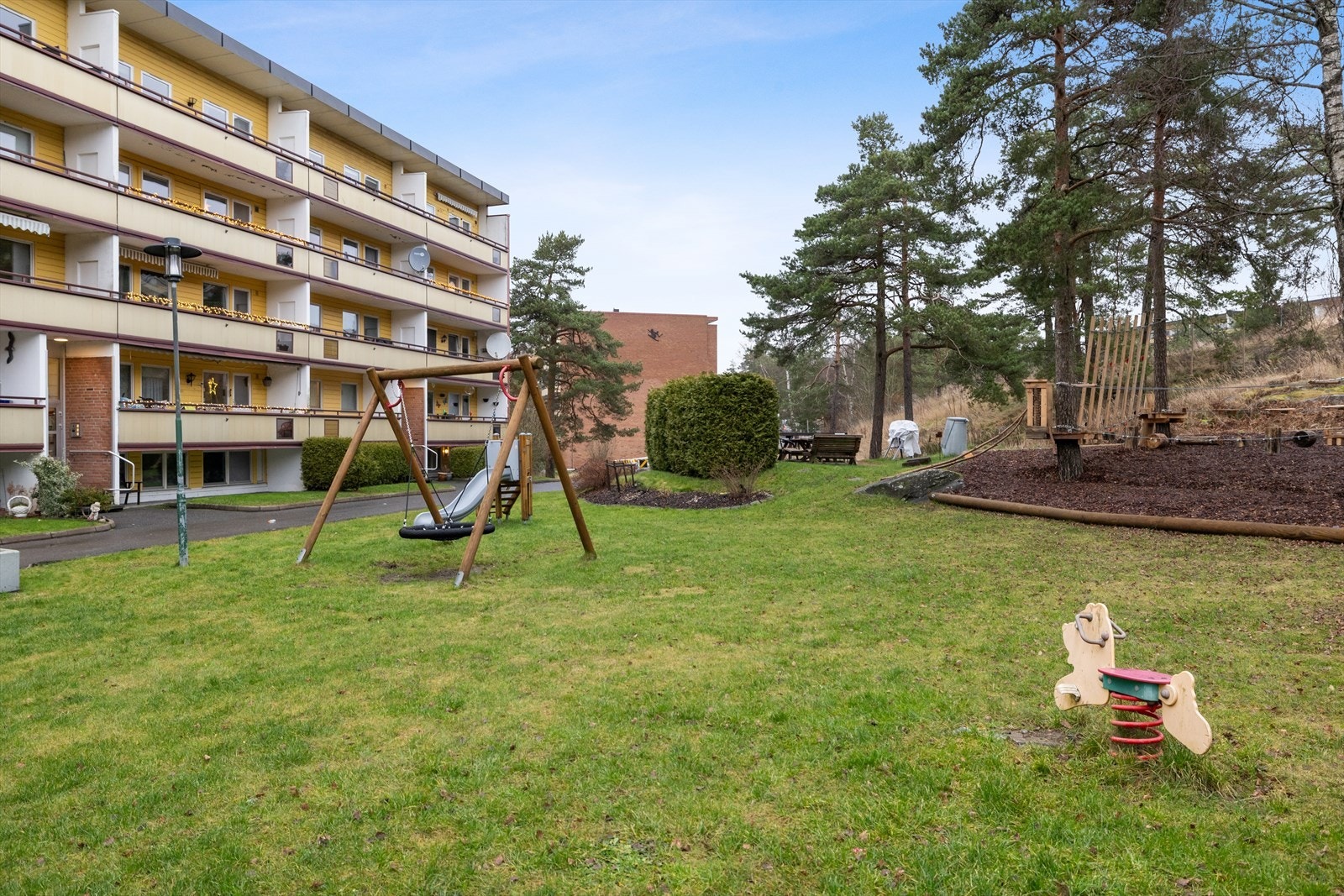 Velstelte fellesarealer med grønne plener, variert beplantning og hyggelige møteplasser for både store og små. Galleribilde