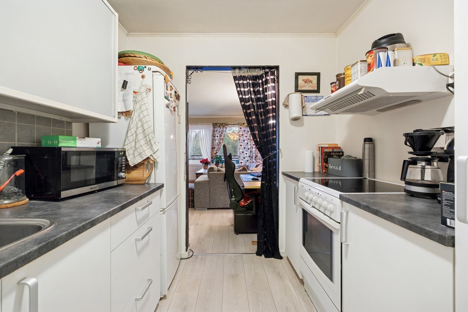 En delvis adskilt kjøkkenløsning gir både skjerming og nærhet til stuen. Galleribilde