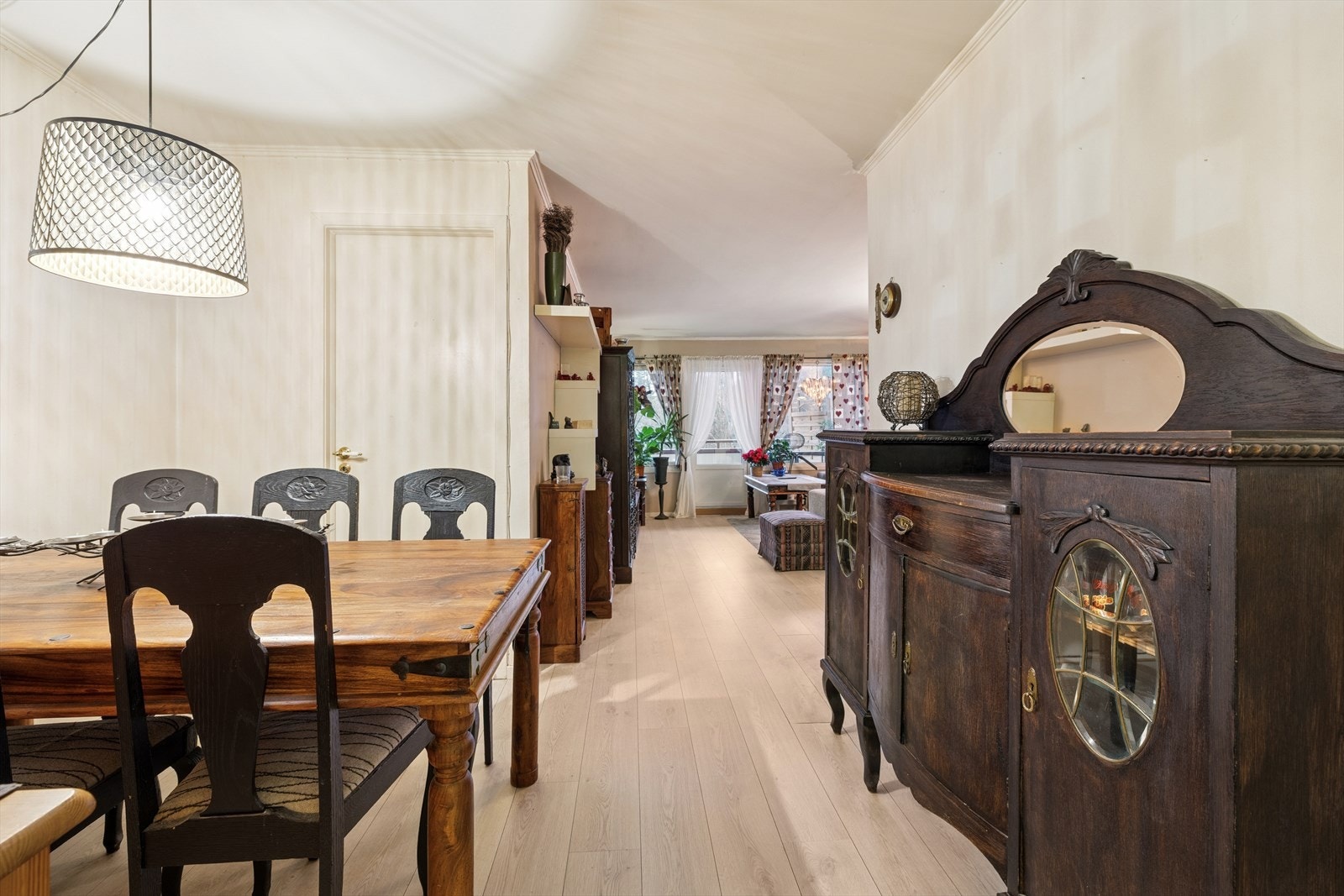 Spisestuen og stuen ligger i en delvis åpen løsning, og gir en naturlig overgang mellom oppholdsrommene. Galleribilde