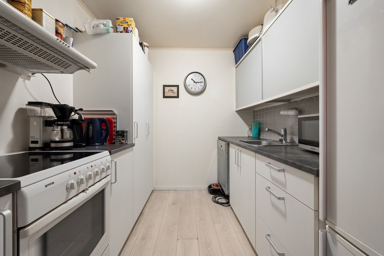 Kjøkken med delvis Kvik-innredning fra 2017, integrert oppvaskmaskin, frittstående komfyr og kombiskap. Galleribilde