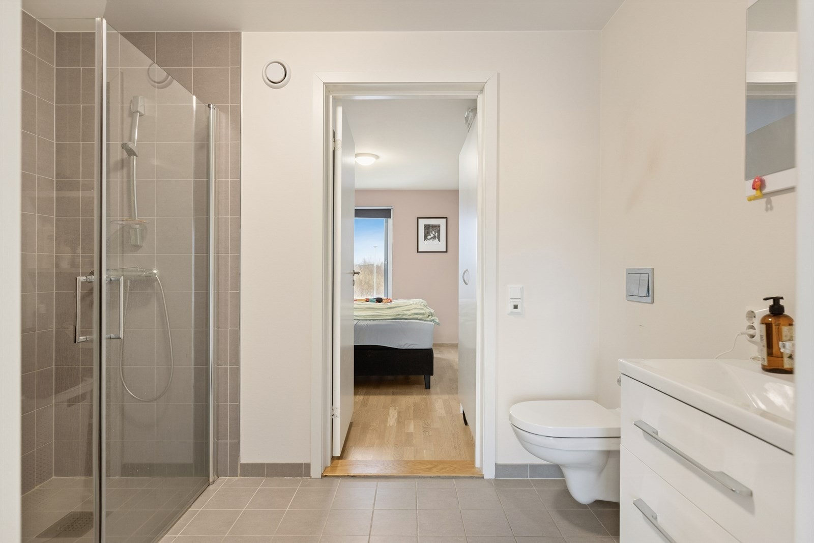 Baderom med baderomsseksjon, speil, vegghengt wc og dusj. Galleribilde