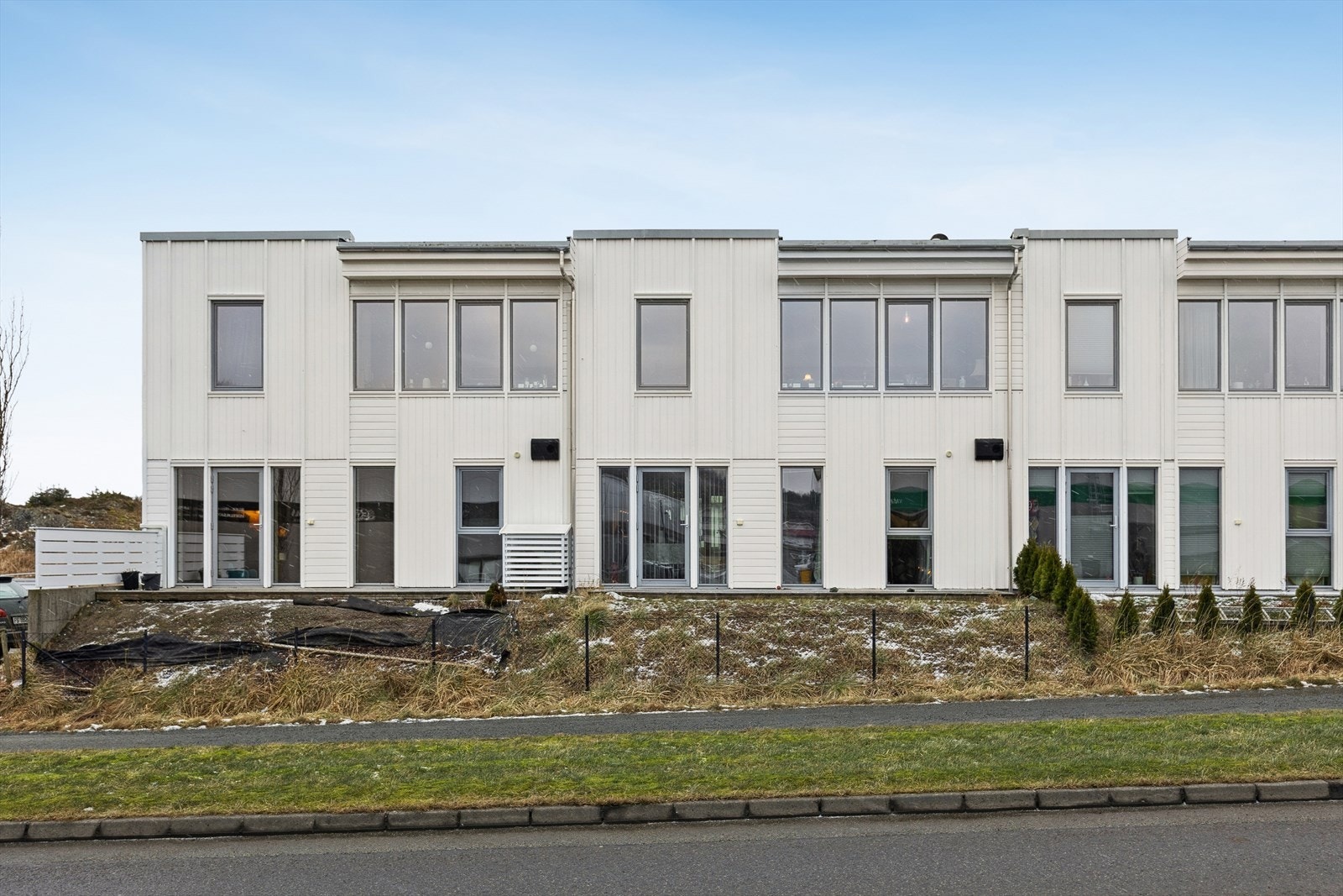 Nyere familiebolig med populær beliggenhet i et etablert og barnevennlig boligområde i nordre bydel. Galleribilde