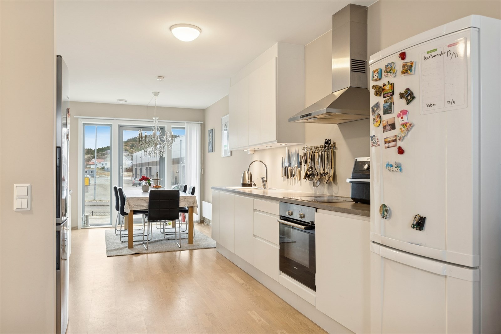 Velutstyrt og fint kjøkken med god skap- og benkeplass samt hyggelig spiseplass. Galleribilde