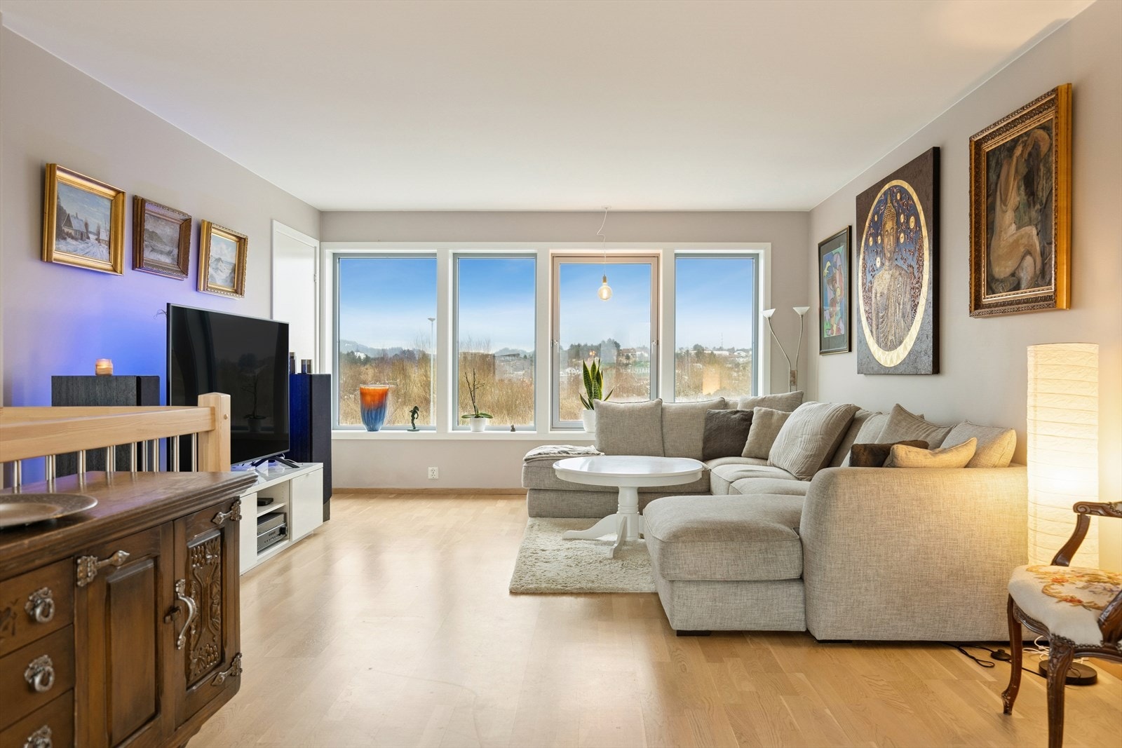 Lys og romslig stue med gode innredningsmuligheter til sofagruppe og tv-møblement. Stuen har store vindusflater som gir deilig lys. Galleribilde