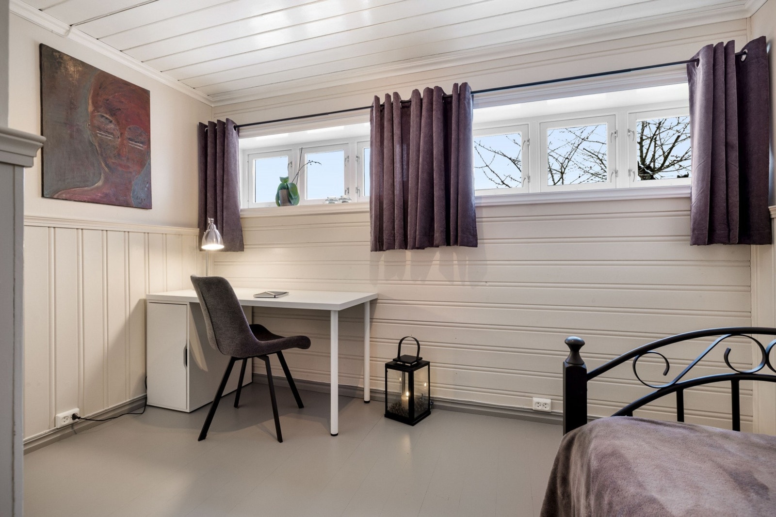 Dette rommet er tegnet inn som hobbyrom på originale plantegninger og er ikke bruksendret til soverom, og er derfor ikke godkjent for dette. Galleribilde