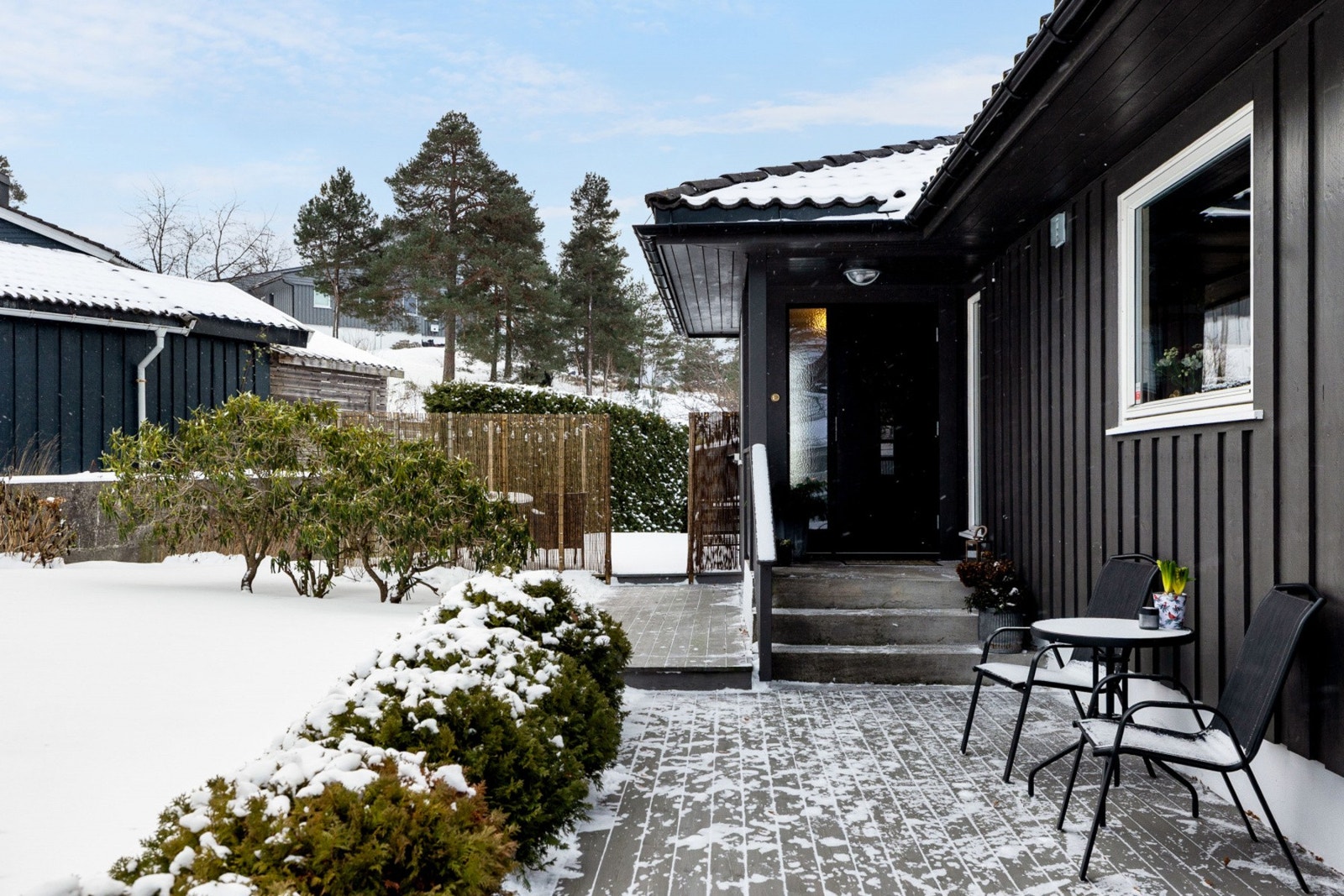 Med en kombinasjon av moderne komfort, gode uteområder og en fredelig beliggenhet er dette et hjem som gir en harmonisk ramme for hverdagen. Galleribilde