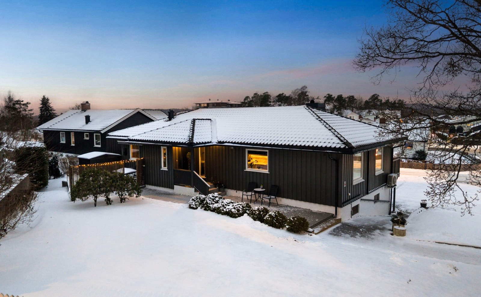 Moderne enebolig med mørk fasade, beliggende i et rolig og barnevennlig område. Galleribilde