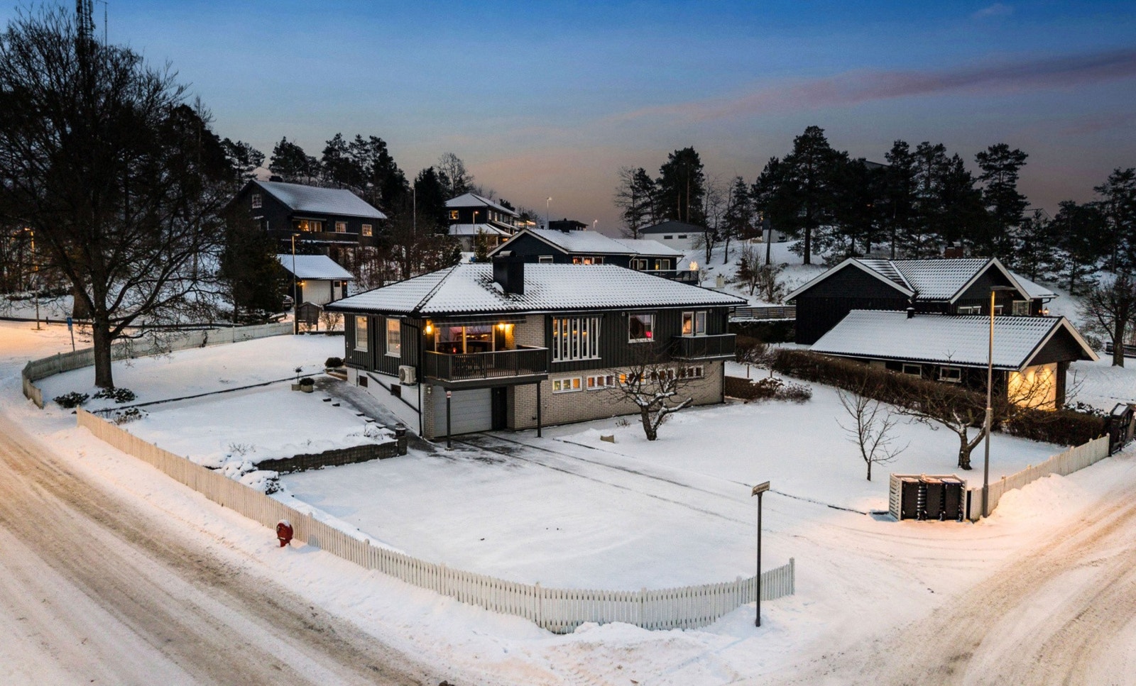 Velkommen til Rugdeveien 5! Boligen har en frittliggende plassering med hvitt stakittgjerde og pen opparbeidet tomt. Galleribilde