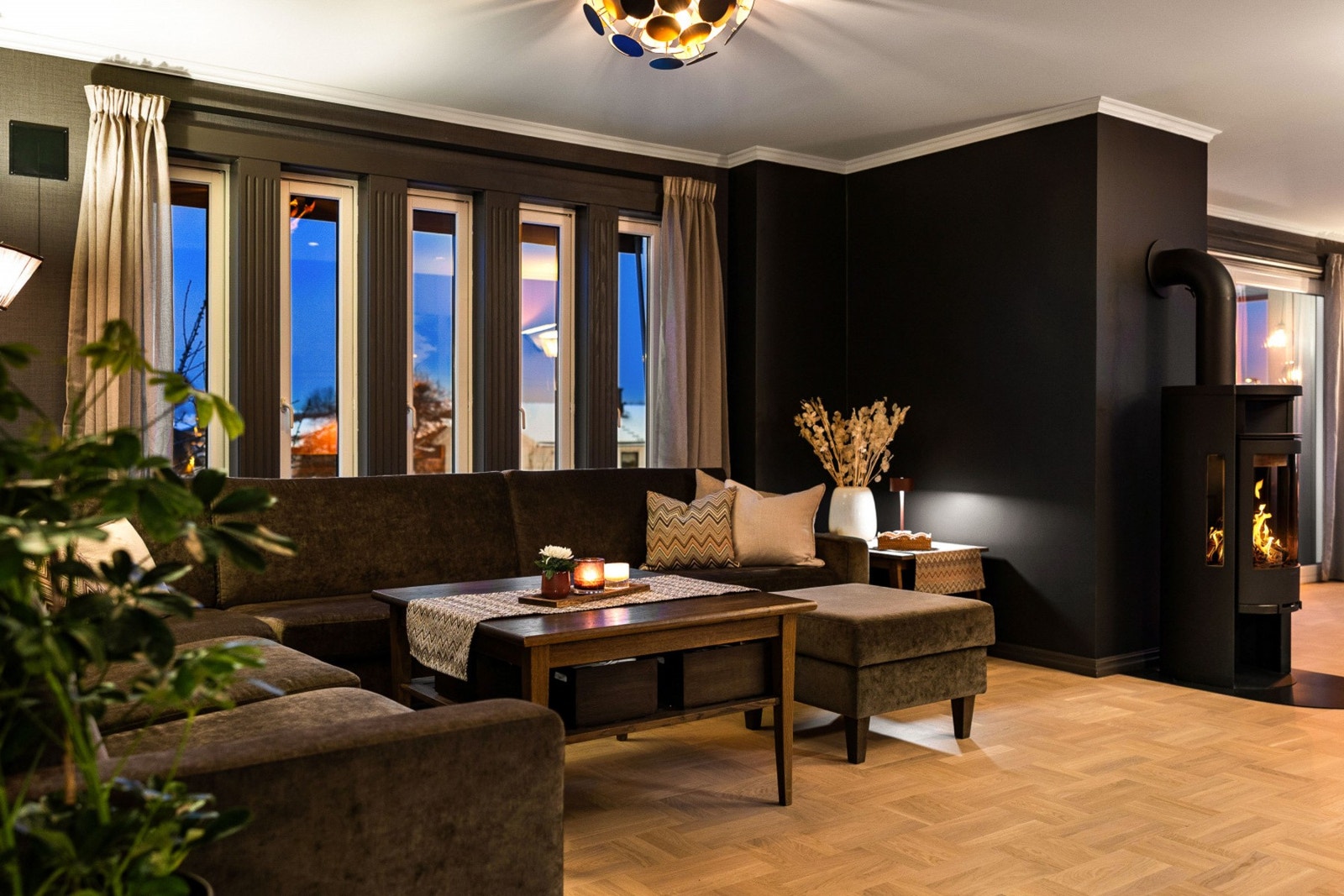 Store vinduer gir mye naturlig lys og en flott utsikt fra stuen. Peis gir ekstra varme og atmosfære. Galleribilde