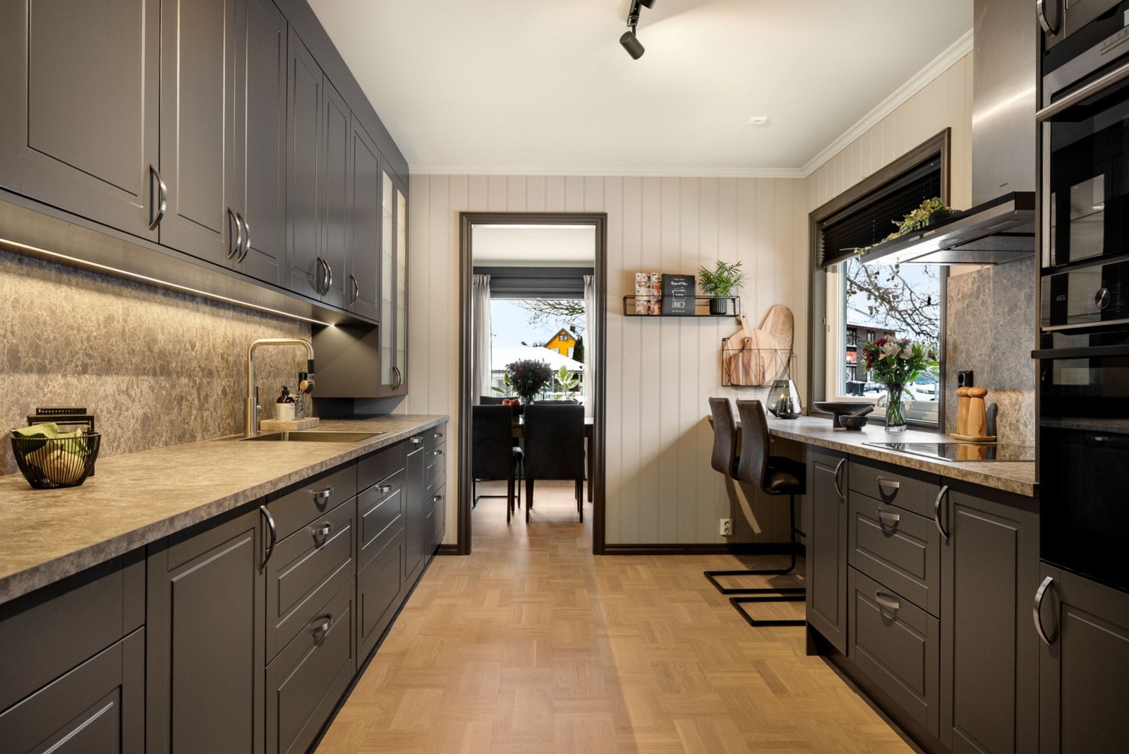 Store vinduer gir naturlig lys til rommet. Galleribilde