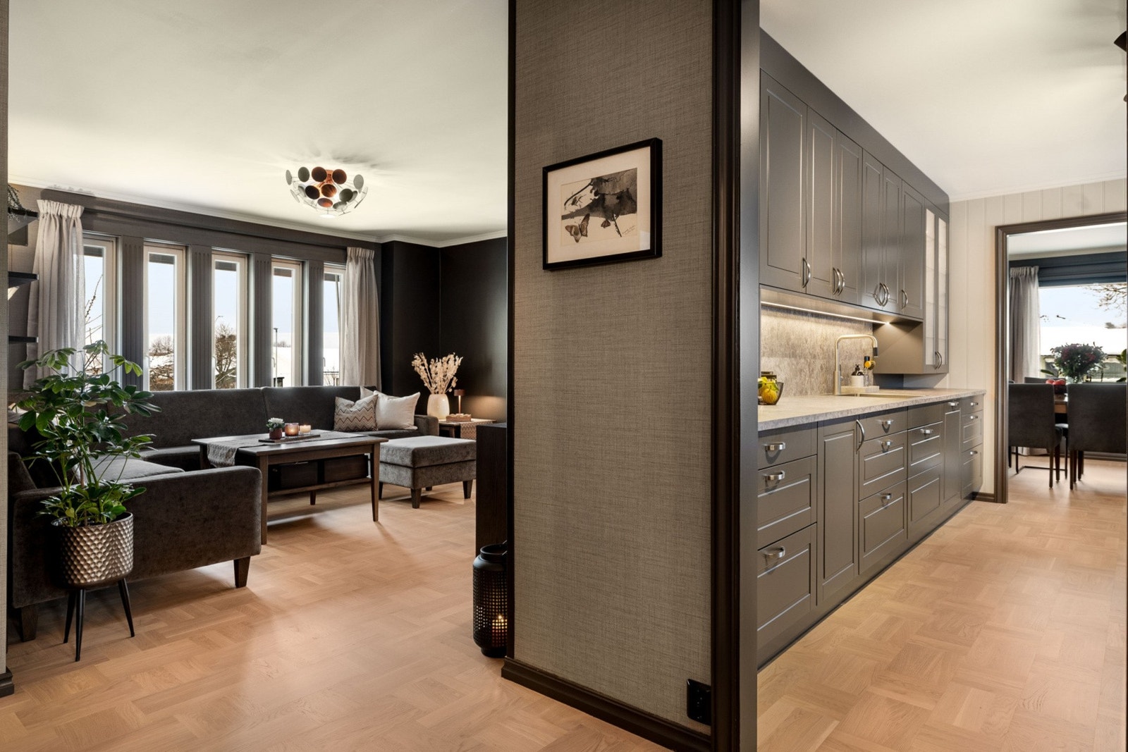 Romslig stue med store vinduer og godt lysinnslipp, adskilt kjøkken med moderne innredning. Galleribilde