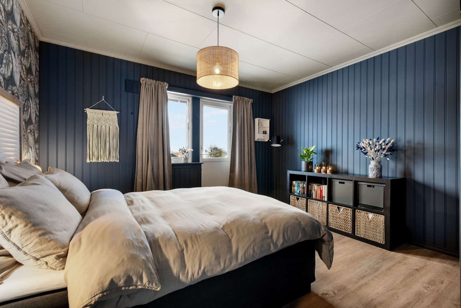 Soverommet har også blåmalte vegger og parkettgulv, med et vindu som gir naturlig lysinnslipp. Galleribilde