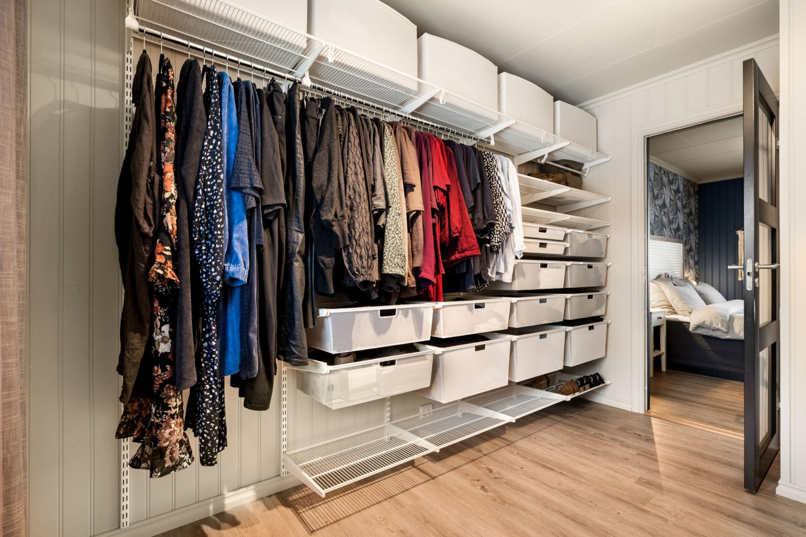 Praktisk og romslig walk-in closet (eller soverom) med god oppbevaringsplass, tilknyttet hovedsoverommet. Galleribilde