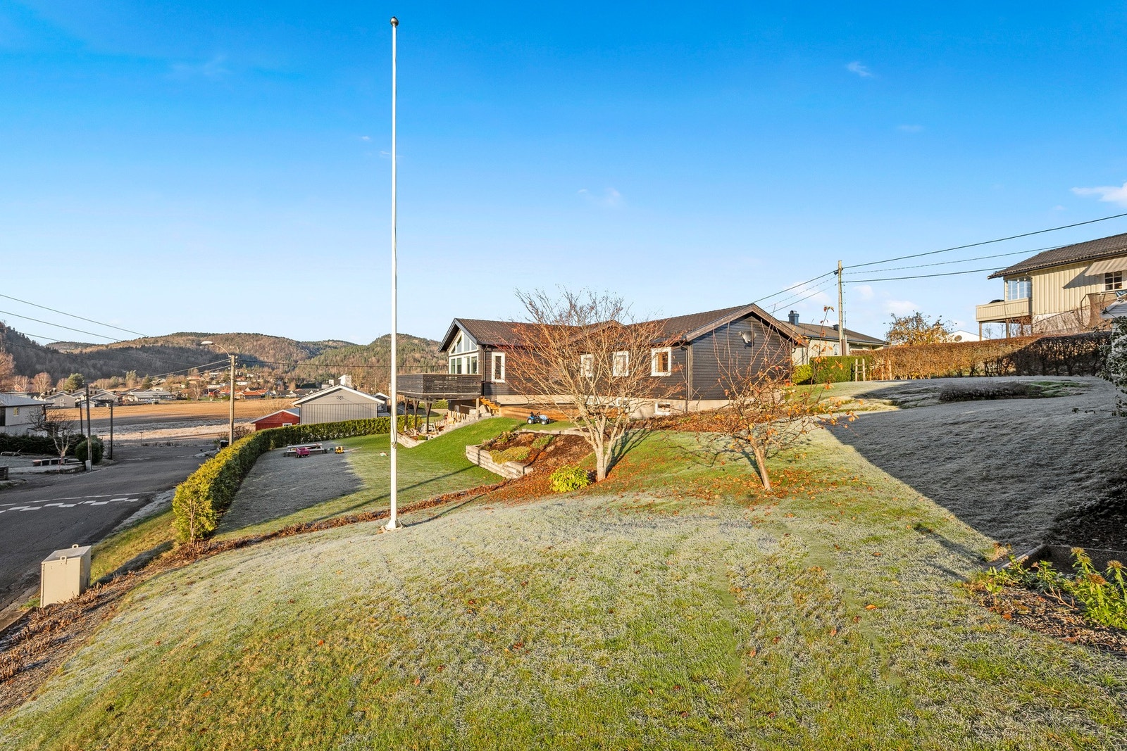 På eiendommen er det i tillegg montert flaggstang. Galleribilde