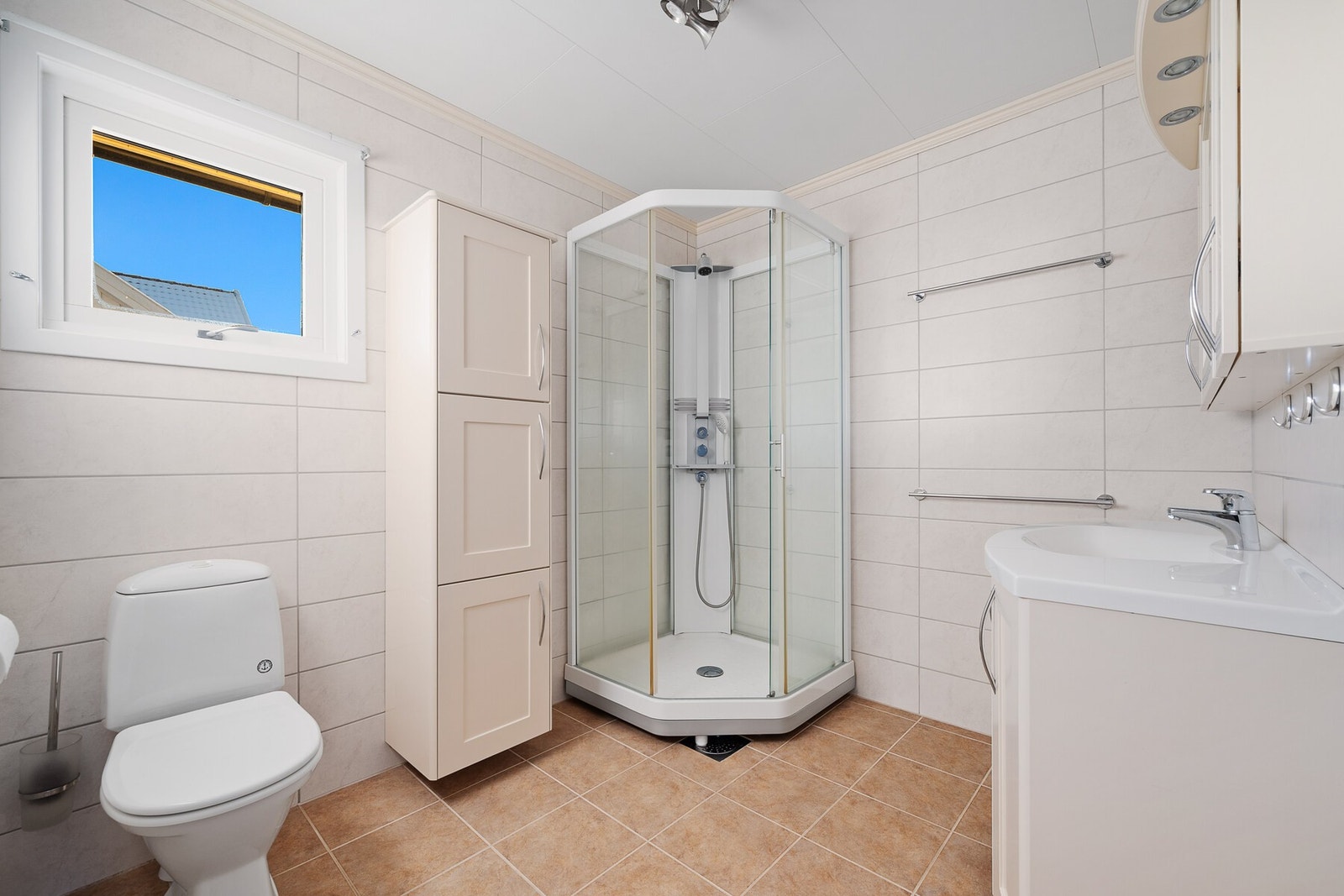 Badet ble renovert i 2009 hvor toalettrommet og badet ble fusjonert til ett stort rom. Galleribilde