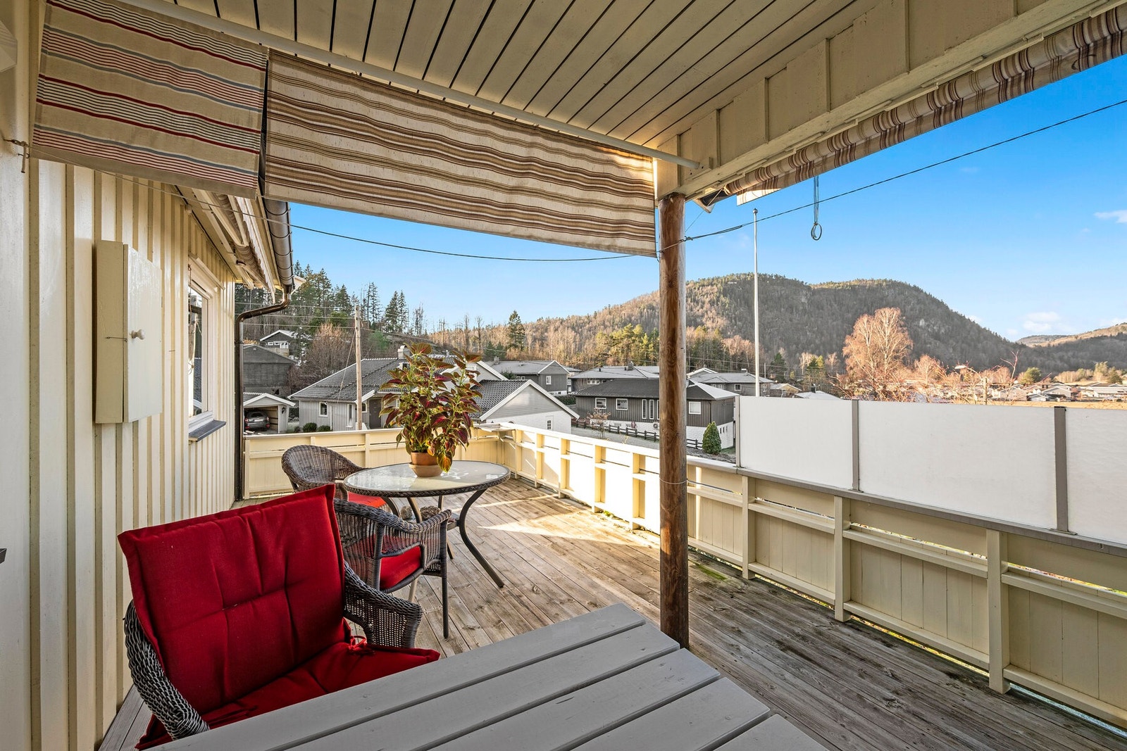 På de regnfulle sommerdagene kan du trekke inn under den takoverbygde delen av terrassen. Galleribilde