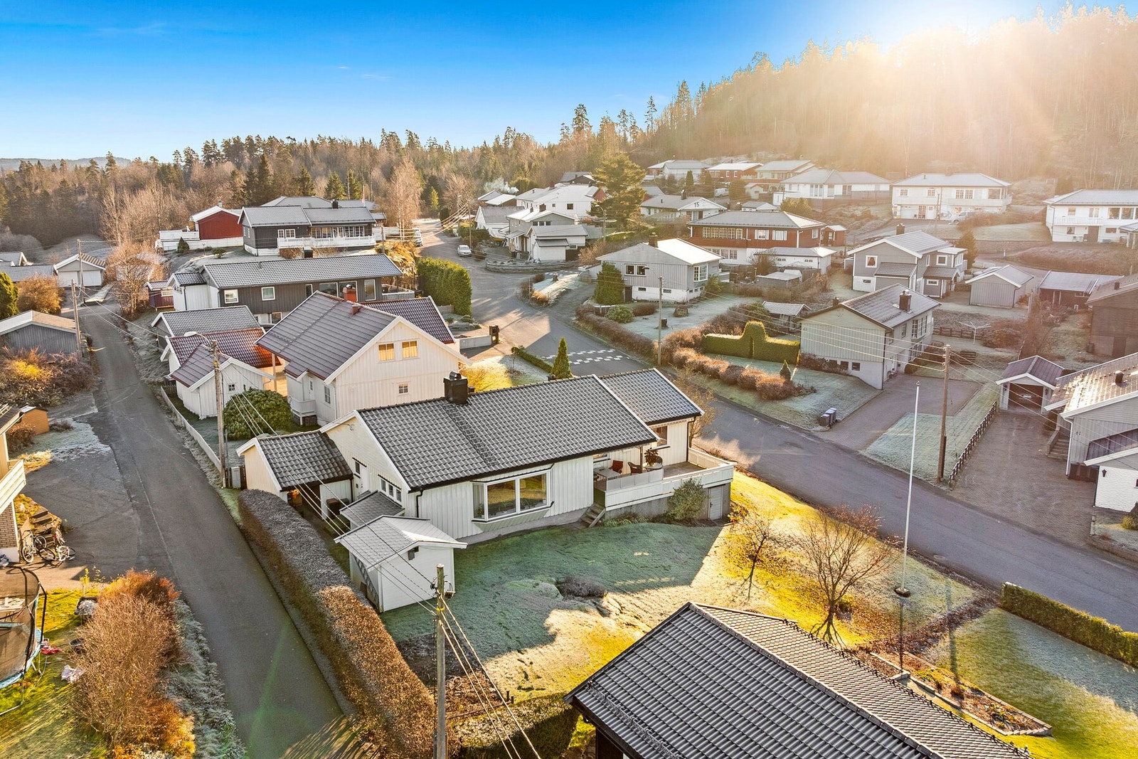 Her bor du i et trivelig og rolig nabolag med kort gangavstand til lysløype med flott turterreng, skole og idrettsanlegg. Galleribilde