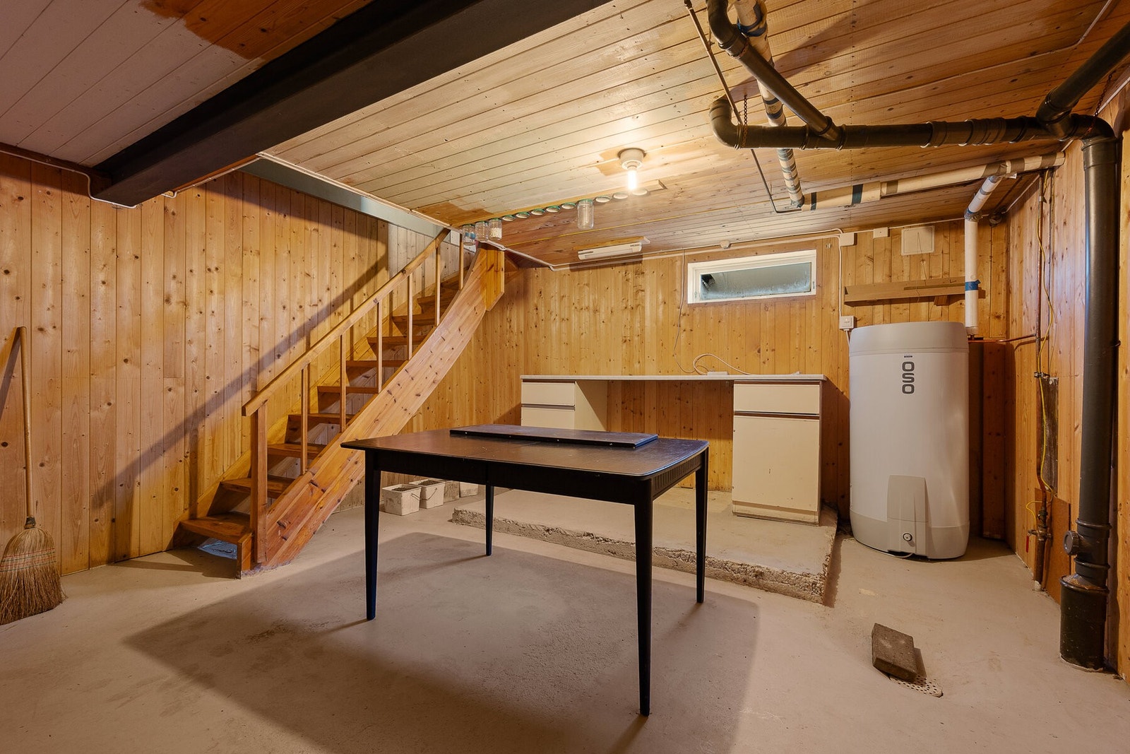 Kjelleretasjen består i dag av to uinnredede rom. Ny varmtvannsbereder fra 2025 på 200L. Galleribilde