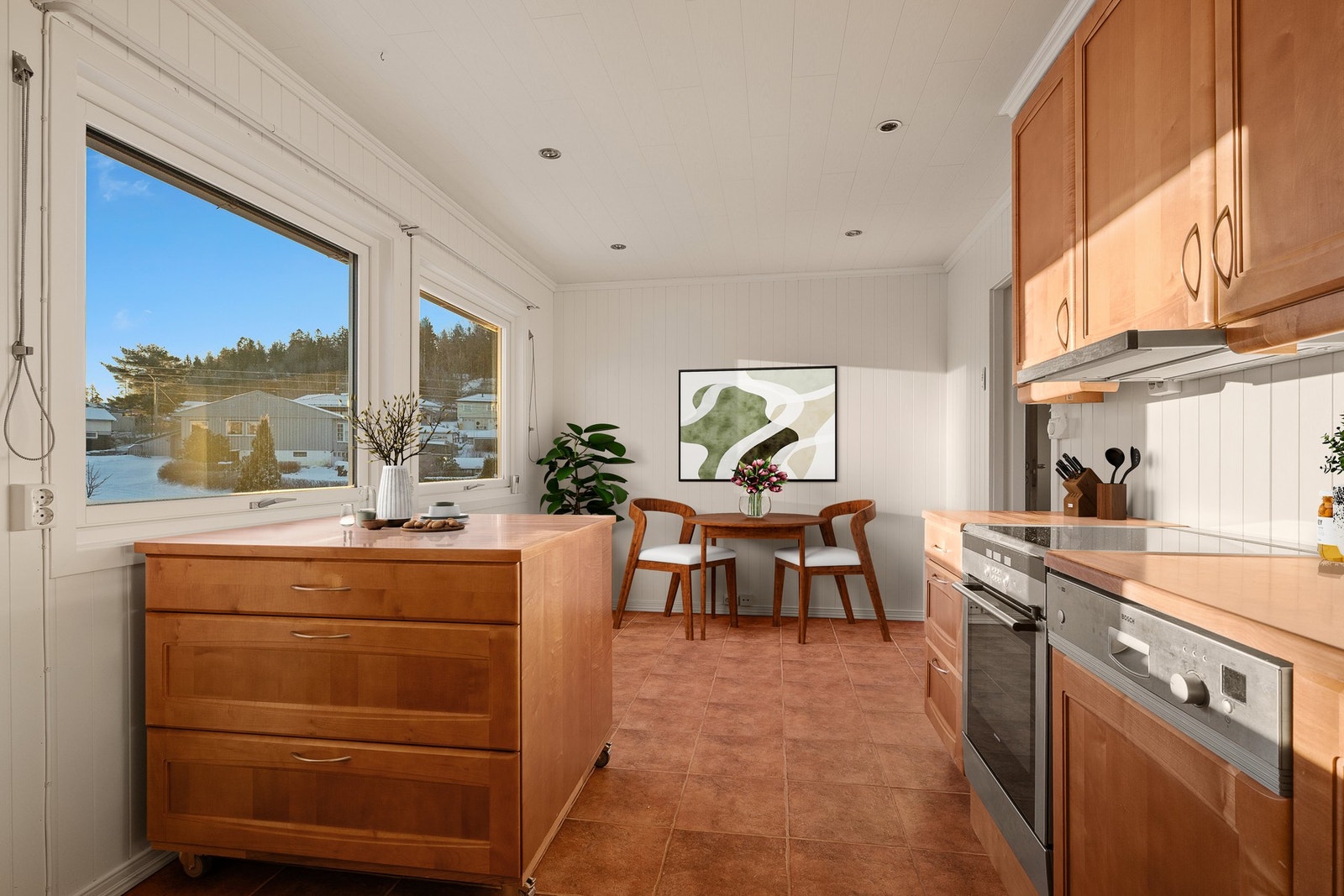 Praktisk kjøkkenøy som gir deg ekstra rom til flere kokker. Galleribilde