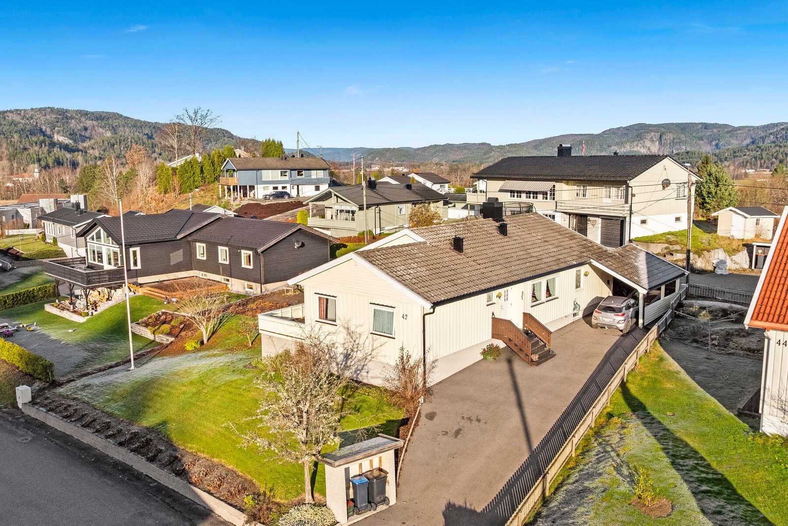 Boligen har en relativt høy og luftig beliggenhet, med svært gode solforhold og fint utsyn. Galleribilde