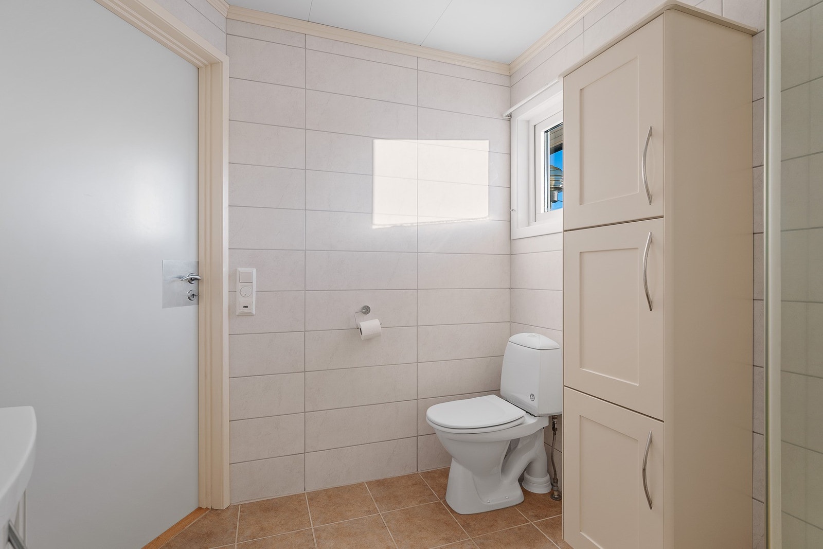 Badet har fliser på gulv og vegger, samt varmekabler. Galleribilde