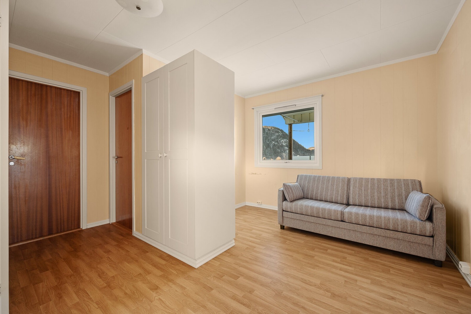 Stor mellomgang med mulighet til å etablere et ekstra rom. Galleribilde