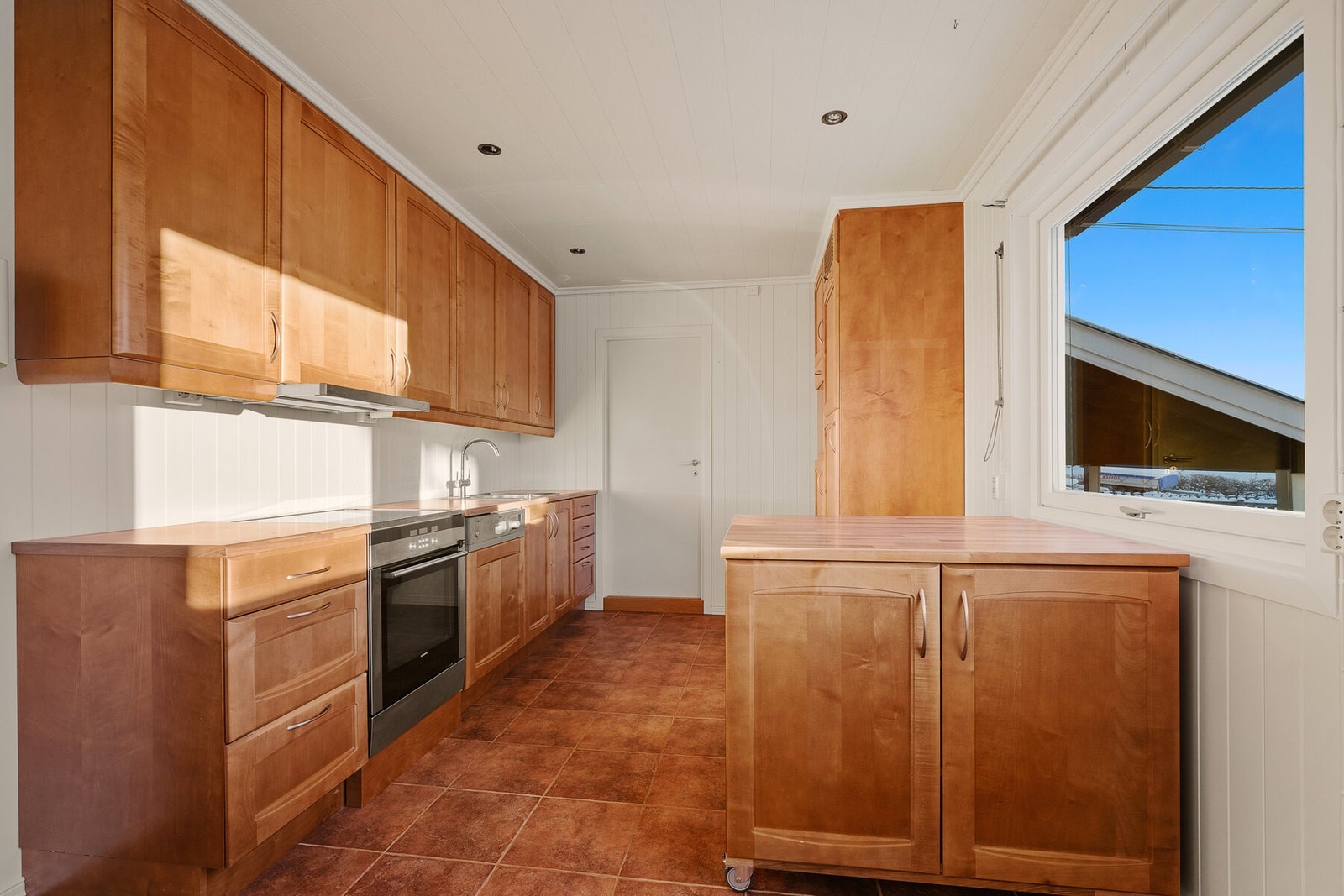 Kjøkkenet ligger i tilknytning til stua, og ble oppgradert med ny innredning fra Sivesind i 2007. Galleribilde