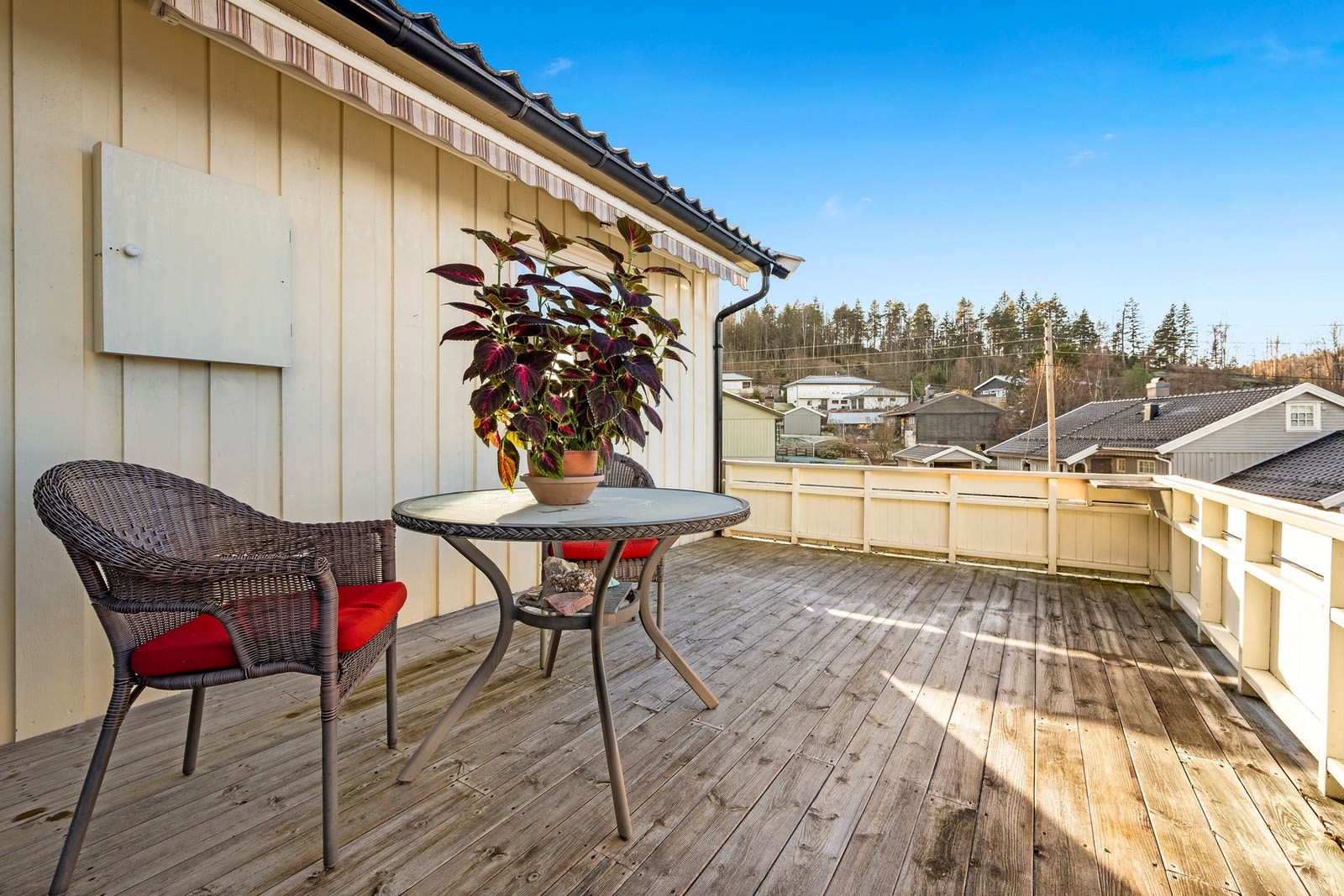 Vestvendt terrasse med svært gode solforhold og fint utsyn. Galleribilde