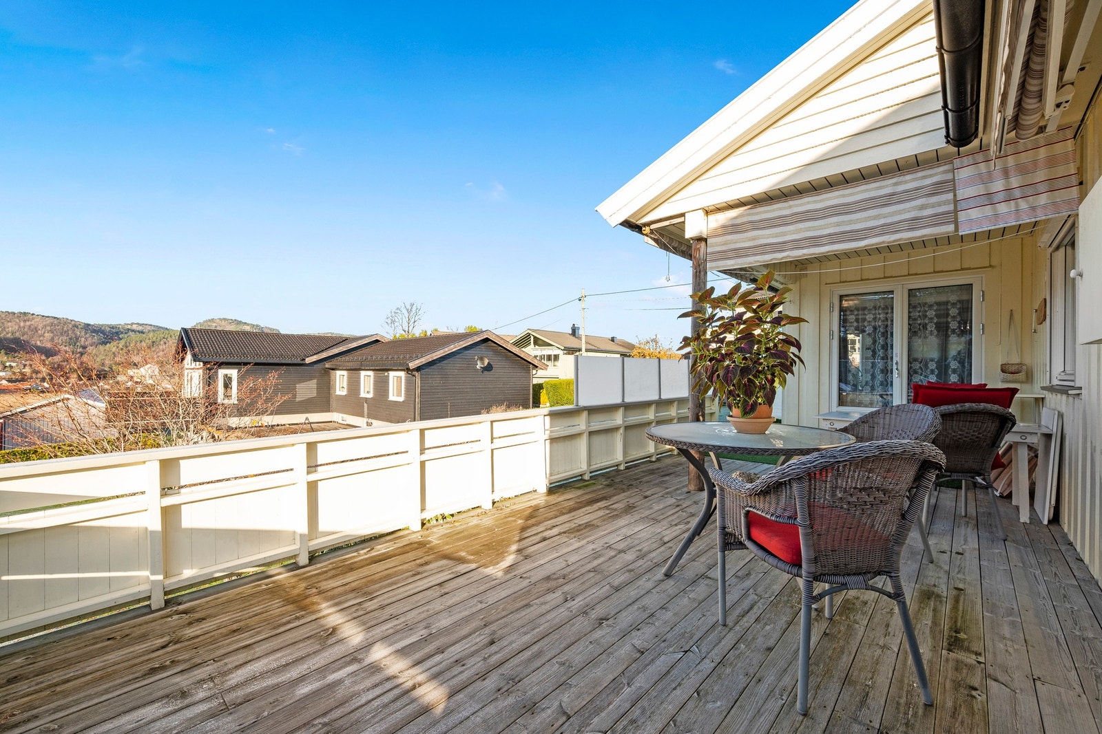 Terrassen inviterer til hyggelige og sene sommerkvelder. Galleribilde