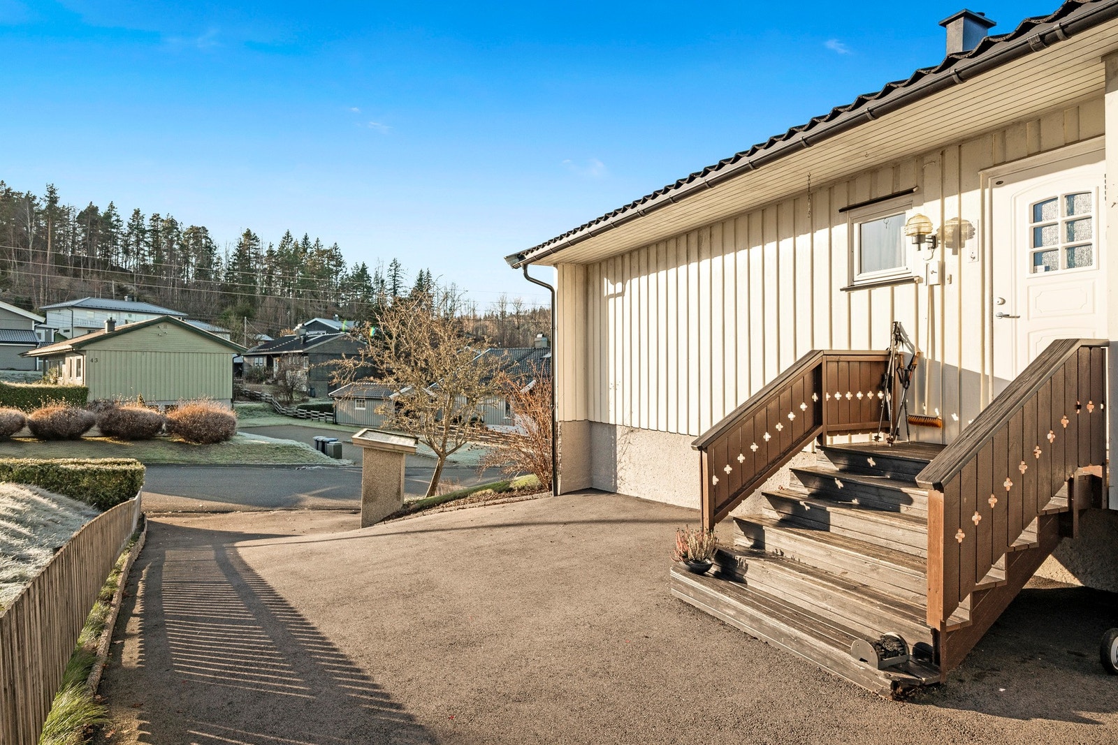 Fin gårdsplass med plass til flere biler. Galleribilde