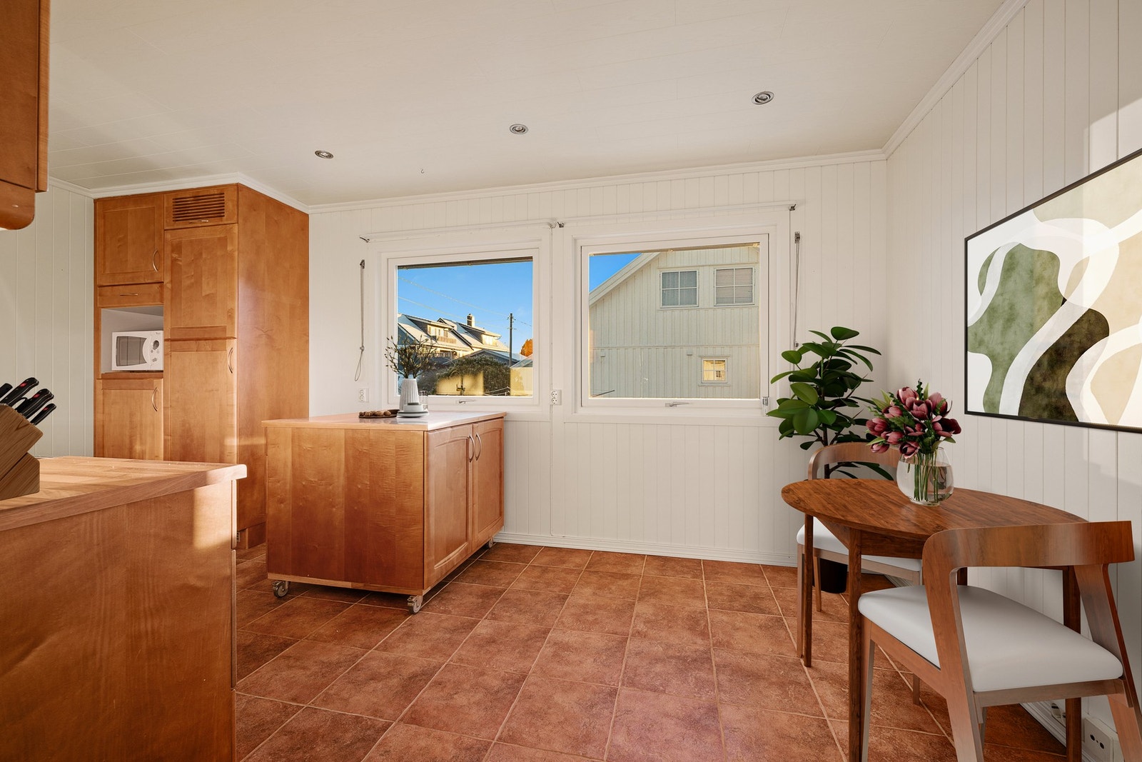 Her får du godt med naturlig lys. Kjøkkenet har også plass til spisegruppe. Galleribilde