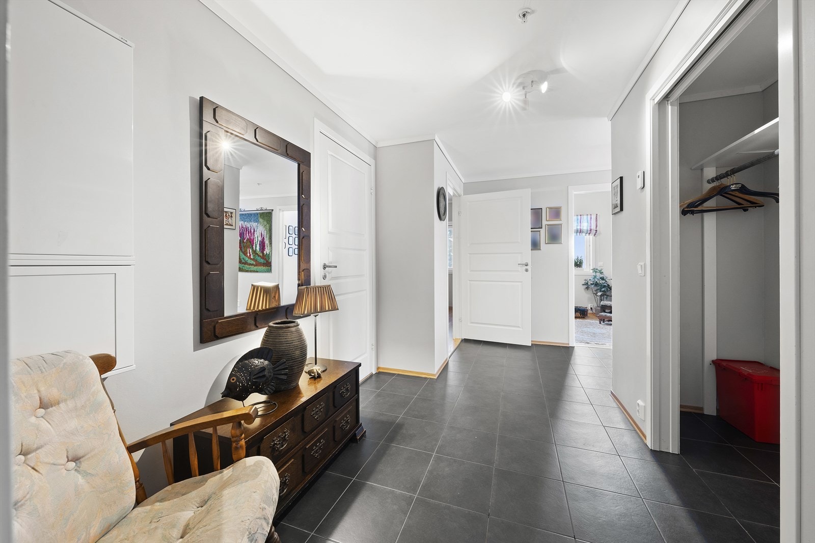 Stor gang med flislagt gulv med varmekabler Galleribilde