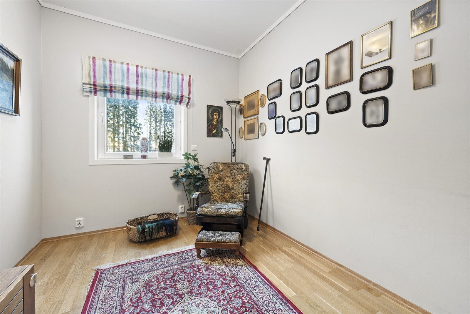 Soverom 2 har plass til en mindre seng og garderobeløsning Galleribilde