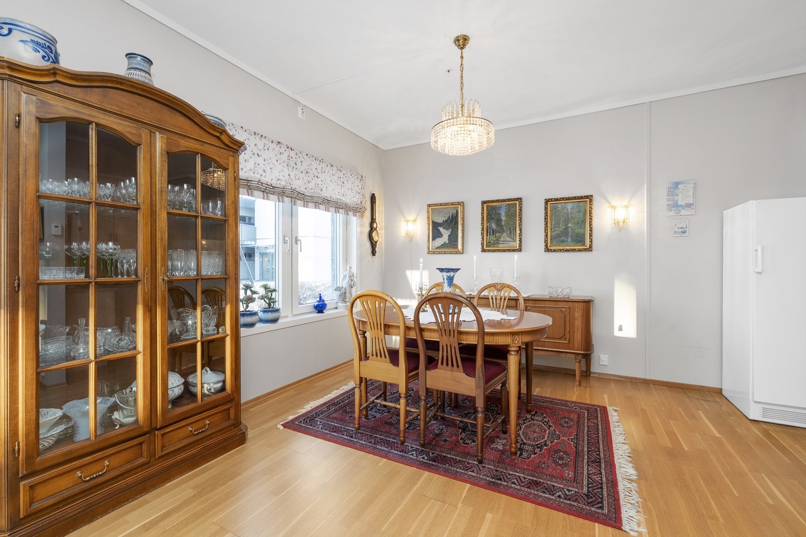 Det er plass til et spisebord av god størrelse ved inngangen til kjøkkenet Galleribilde