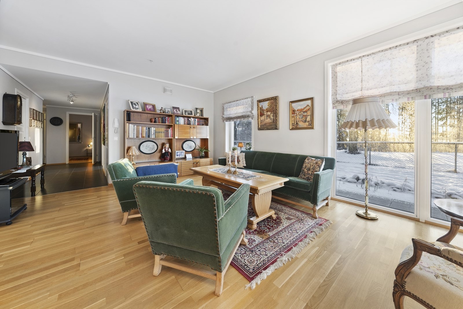 Lys og romslig stue med store vindusflater som slipper inn mye daglys Galleribilde