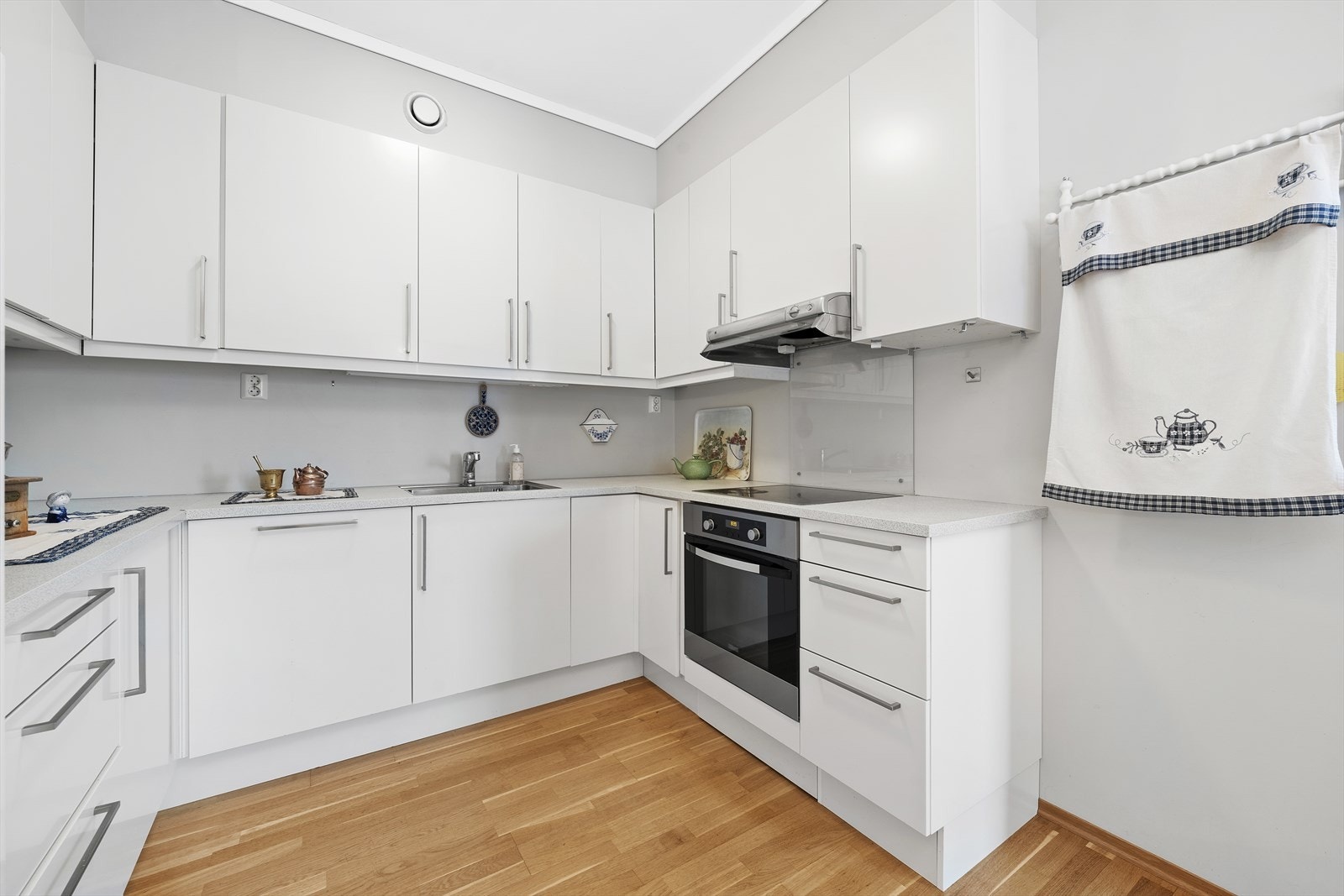 Kjøkkenet tilbyr godt med skap- og benkeplass Galleribilde